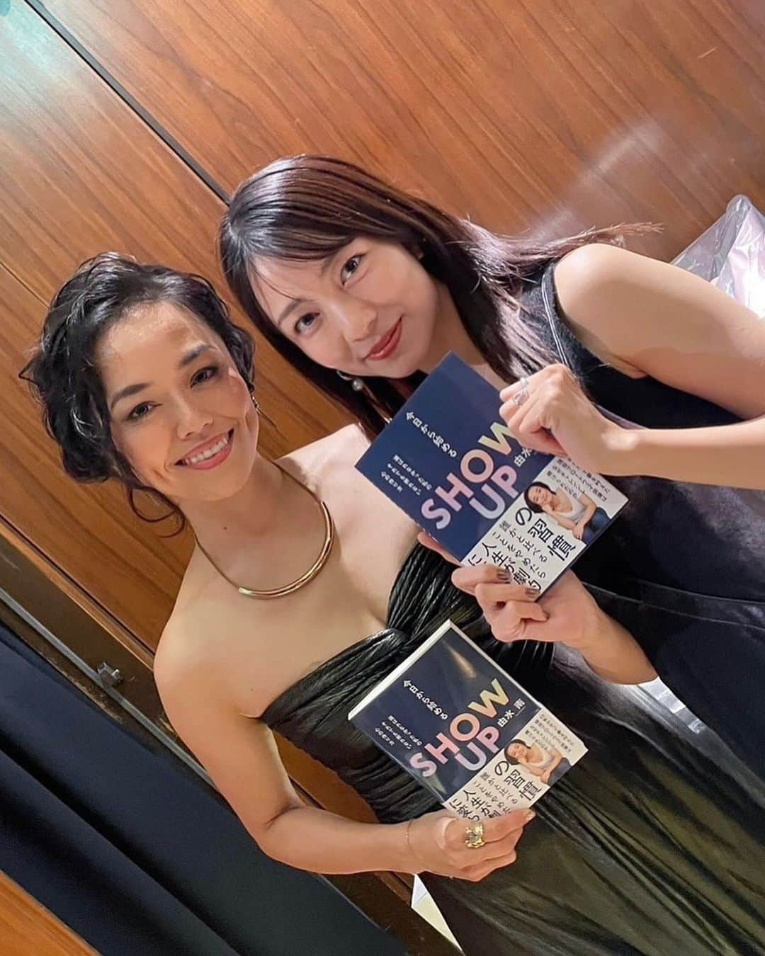 小島梨里杏さんのインスタグラム写真 - (小島梨里杏Instagram)「ドラ恋 in NYでお世話になった 由水南さんの初著書、、📘🗽  「今日から始めるSHOW UPの習慣」が 本日より出版されます！  改めておめでとうございます✨ 心より愛を込めて。  . . . 私はこの本に触れて、  南さんとハグした あの感覚を思い出しました。  🚢  愛と安心、 なによりも踏み出す為の燃料 …と言いますか  よしまたここからだ、と 自然と気合いの入るそんな感覚。🤝🏻  そして  私の大切にしている “心が震える瞬間”にも 何度も出逢えました。  今、巡り合わせてもらえた事 心より感謝しております。  わくわくは大事。  🌱  この本に出逢ってから より、  小さな喜びの気づき、 またその積み重ねに 助けられている自覚もあります。  幸せなこと、幸せだったこと 共に感謝の気持ちがあります。  答えはないけれど 自身の選択、自身の心が全て。  大事にしてほしいと私は思います☺️  . どこに視点を置くかで こんなに変われるのは、 それこそ人間の特権のように感じたり。  👶🏻  この明るい景色が 多くの方に広がっていきますように。  素敵なエピソードと言葉たちは 南さんそのものでした。  🎁  皆さんの心にはどんな形で届くのか ぜひ教えてね。  #今日から始めるshowupの習慣 #hearttoheart   ↑お気に入りの言葉  p.s  バースデーコンサートも とっても素敵で…  南さんの vulnerableで幸せいっぱいの空間に 大切な母と立ち会えて、  胸いっぱいな夜でした〜  🌉🤍」9月22日 12時07分 - r_riria