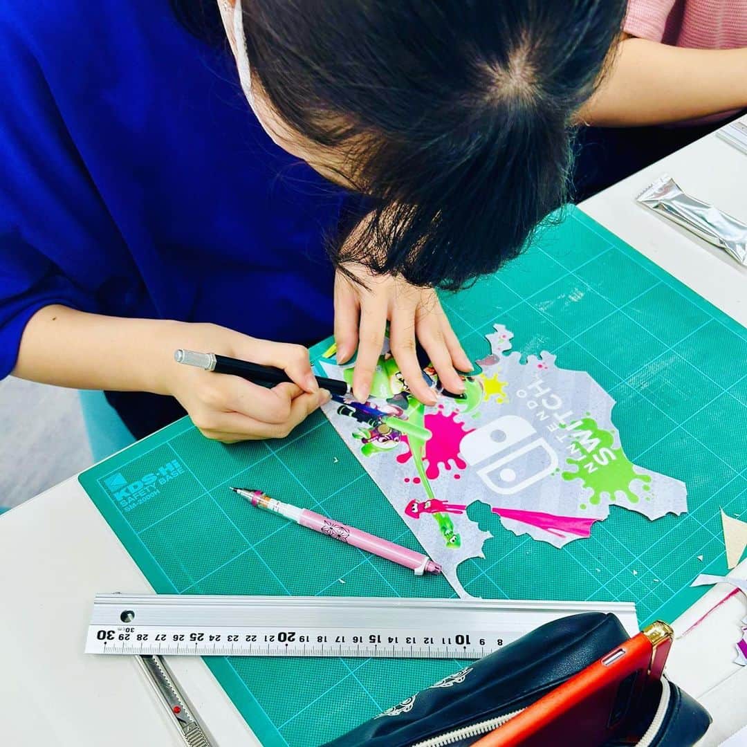 日本工学院のインスタグラム：「デザイン科の学生が、"様々な端材を活かした作品づくり"に取り組んでます💪 . . 「#日本工学院」をチェック！！ 学生が投稿したリアルな日常風景を見ることができますよ！ . . #nihonkogakuin #専門学校 #日本工学院八王子専門学校 #日本工学院専門学校 #教職員投稿写真 #デザイン科 #プロダクトデザイン専攻 #若きつくりびと #プロダクトデザイン #グラフィックデザイナー #デザイン #デザイナー #グラフィックデザイン  #ビジュアルデザイン #スタイリングデザイン  #ロゴデザイン #ロゴ #logoポートフォリオ #フォトショップ #画像デザイン」