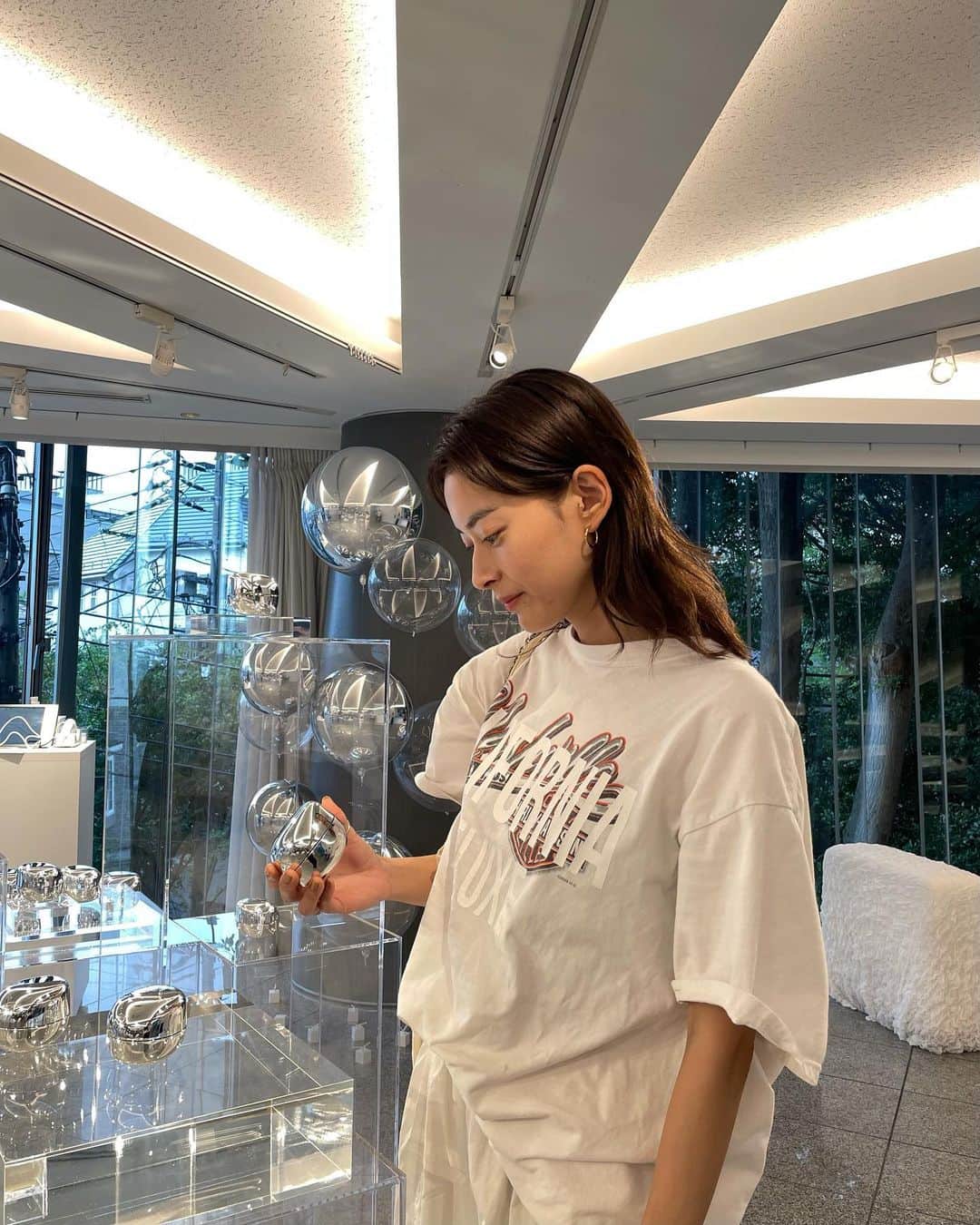 松本瞳のインスタグラム：「IPSAの新製品発表会へ行ってきました⭐️ ✔︎ IPSA バウンス インテンス クリーム 10/17発売 @ipsa_jp  . 30代に感じ始める部分的なハリ弾力不足や肌変化にアプローチして、ハリツヤ肌に導いてくれるクリーム。 . IPSA独自の肌測定器でお肌のハリツヤ状態を数値化してもらったら(写真6枚目スキャン？してもらってる) 、自分でも気になってるハリツヤ部分があまりいい状態ではなかった、🥺ので集中ケアしていきます◎ . #pr #ipsa #バウンスインテンスクリーム #隠れハリ不足 #みずもち素肌 #みずもちクリーム」