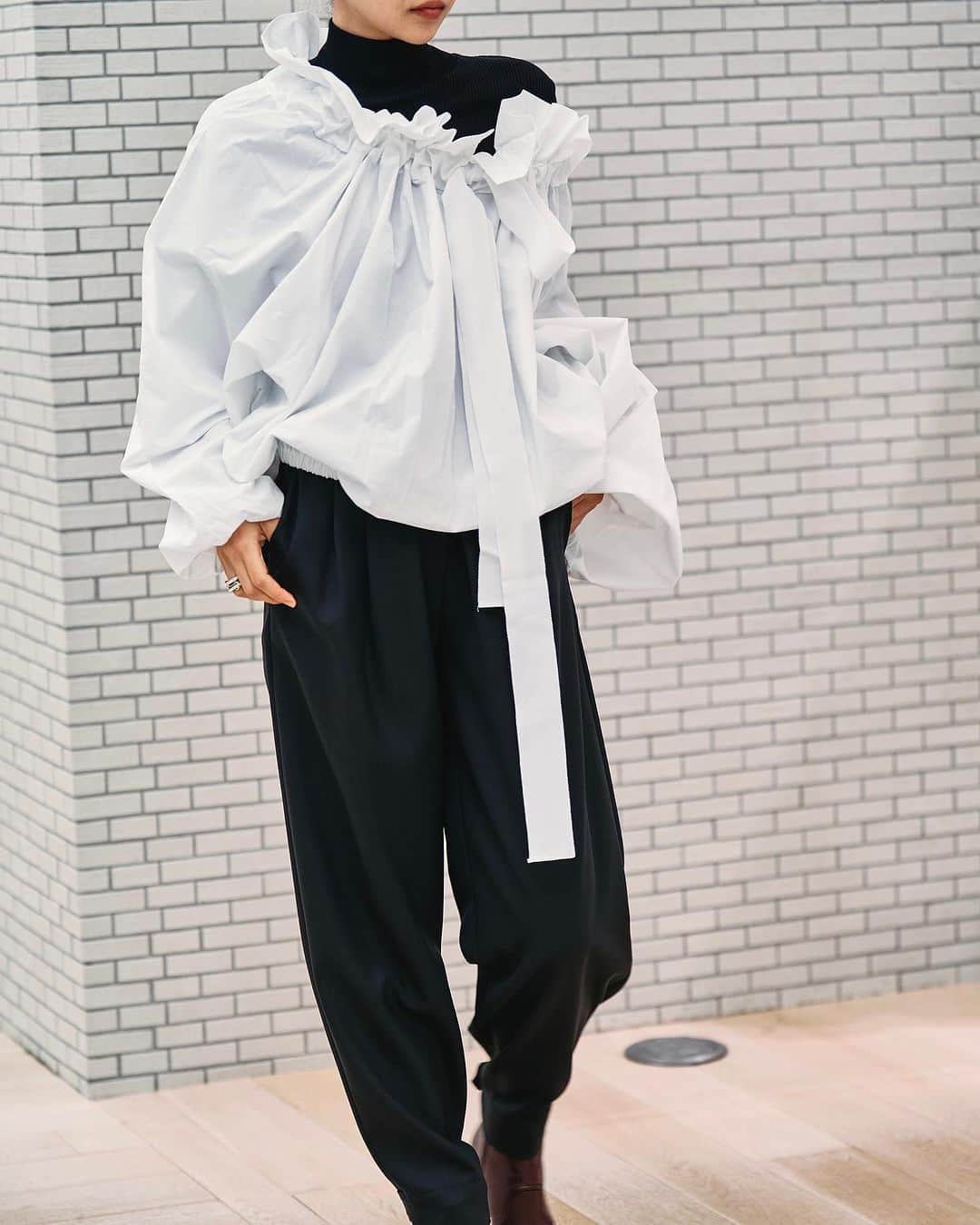 のインスタグラム：「【FOCUS ON】@despres_jp   "WEAR"  ⁡ ⁡ ⁡ BLOUSE / 26-11-35-11016 / ¥89,100 TOP / 22-03-34-03014 /¥25,300 PANTS / 22-04-3404012 / ¥33,000 @patou  ⁡ ⁡ ■ 〈PATOU(パトゥ) 〉展開店舗 デ・プレ 丸の内店 @tomorrowland_marunouchi  ⁡ ⁡ ⁡ #DESPRÉS #despres #despres_jp #デプレ #tomorrowland #トゥモローランド #fashion #style #autumn #patou」