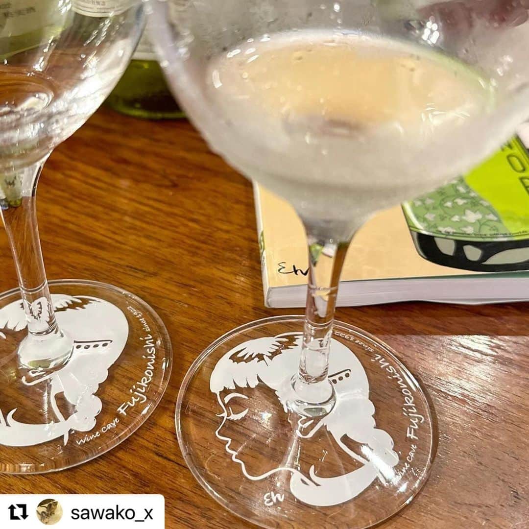 江口寿史のインスタグラム：「#Repost sawako_x with @use.repost ・・・ フジコニシさんの周年記念グラス。 木村硝子店のテイスティンググラスの台座に江口寿史さんのイラストをあしらった素敵なグラス。  リアルワインガイドも一緒に写してみました。日本の醸造家さんがたくさん出てる今号！  #winecavefujikonishi #藤小西 #江口寿史 #木村硝子店 #リアルワインガイド #ワイングラス #テイスティンググラス」