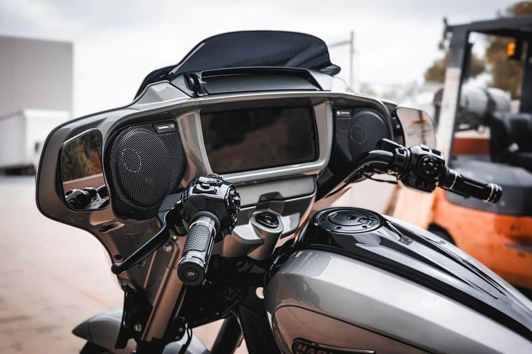 ロバート・パトリックさんのインスタグラム写真 - (ロバート・パトリックInstagram)「#Repost @santaclaritaharley ・・・ The Dark Platinum Street Glide CVO has touched down at Harley-Davidson of Santa Clarita & it could be yours! Don't wait, ride into adventure on this marvelous machine 🦅🦅🦅⁠ ⁠ #santaclaritaharley #separatefromthepack #harleydavidson」9月22日 12時21分 - ripfighter