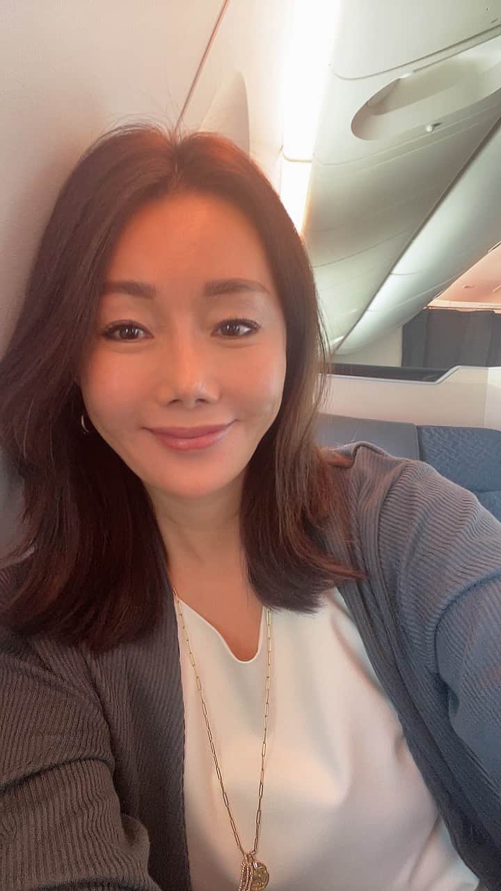山本未奈子のインスタグラム：「今日で48歳になりました。 歳を重ねるって本当に素敵なこと。  正しい取捨選択ができるようになって、 どんどん人生がラクになる。  どんな困難も乗り越えられる タフさと自信を身につけて 素でいられる少数の友人たちと子供たちに囲まれながら 残りの人生をどう過ごすか 考えるだけでワクワクしています。  自分で用意した誕生日ケーキで、子供たちにお祝いしてもらいました😂途中、ろうそくに下から照らされた私の顔がホラーみたいになってますが、ご容赦ください笑  とても温かい誕生日を迎えられたことに感謝です🥰」