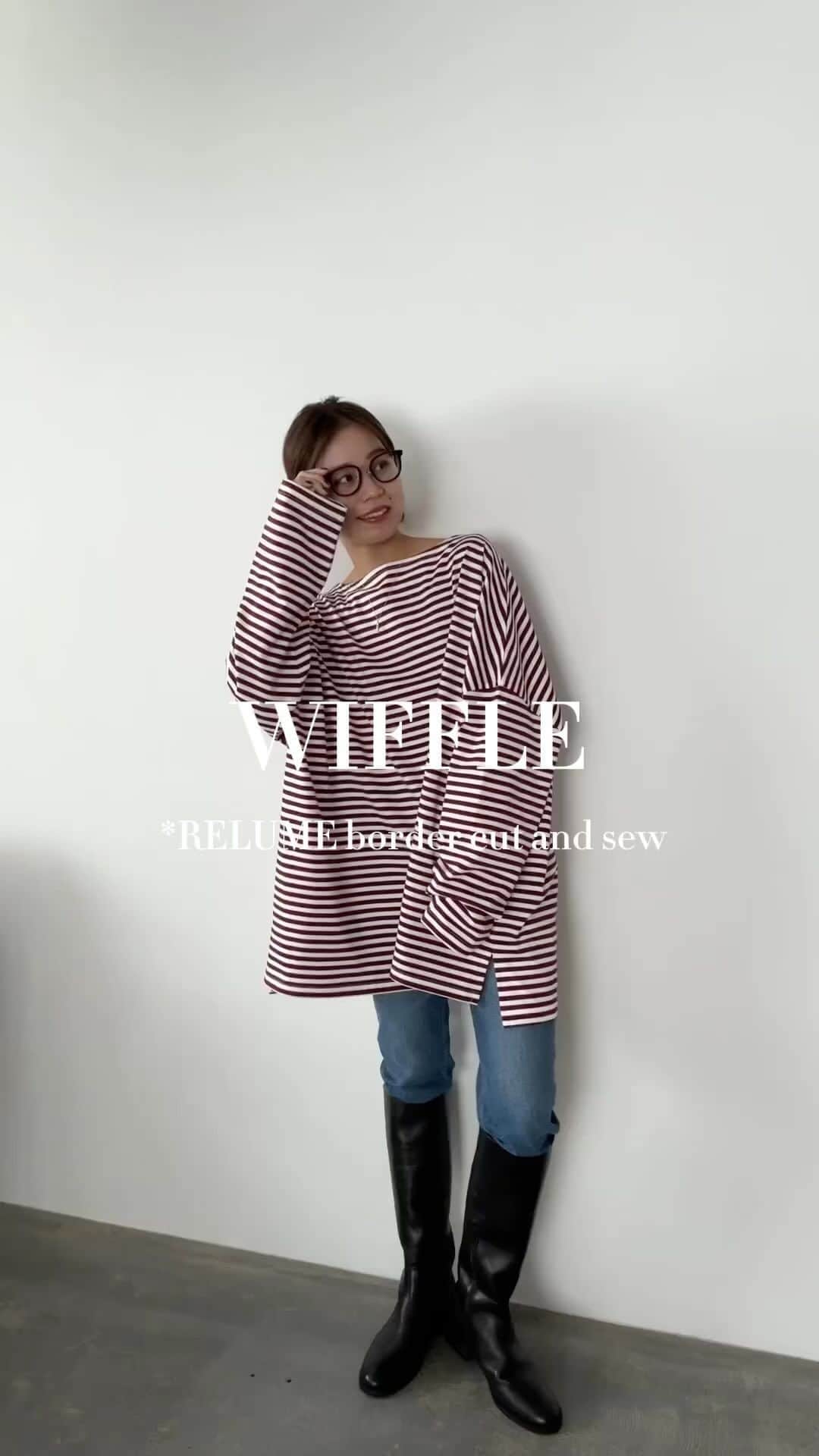 のインスタグラム：「relumeではお馴染みのセレクトブランド wiffle(ウィッフル)からボーダーカットソーが入荷しました♡  JOURNAL STANDARD relume @js_relume  @jsrelume_misato   昨年から引き続きの"BIG"に加え、 今年は新しく"SHORT"が登場です🐣  BIG>>>black.purple.bordeaux SHORT>>>black.bordeaux  どちらもただ着るだけで完成されたシルエット🏅 インせずアウトでおしゃれしたい方にオススメです🤝 (もちろんお好みでインしても◎)  ⁡🏷️BIG 《追加》別注【WIFFLE/ウィッフル】 *RELUME BIG L/S：カットソー ¥9,020 23070463003030  ストレッチデニムスリムテーパード ¥9,350 23030462100030  《追加》【REMME/レメ】ロングブーツ ¥29,700 23093463002730  🏷️SHORT ⁡ 別注【WIFFLE/ウィッフル】 *RELUME SHORT BIG L/S：カットソー ¥8,250 23070463003130  ストレッチデニム 5ポケット ¥9,350 23030462101030  ⁡ ⁡ ⁡ ⁡  ＿＿＿＿＿＿＿＿＿＿＿＿＿＿🏷️ ⁡ いつも投稿をご覧いただきありがとうございます！ ベイクルーズ公式インスタグラムでは WOMEN & MENの新作情報を毎日配信中📷 是非フォローしてね ♪ ▼▼▼ @baycrews ＿＿＿＿＿＿＿＿＿＿＿＿＿＿ ⁡ #baycrews#journalstandardrelume #ベイクルーズ#レリューム #カットソー #ボーダー #ボーダートップス #デニムコーデ #デニムパンツ #ブーツコーデ #ロングブーツコーデ #スニーカーコーデ #大人コーデ #シンプルコーデ #カジュアルコーデ #着回し #着回しコーデ #20代コーデ  #30代コーデ#40代コーデ #トレンドコーデ #スタッフコーデ #スタイリング#秋コーデ#秋服コーデ#秋物コーデ#別注 #ショート丈 #ロング丈 #メガネコーデ」