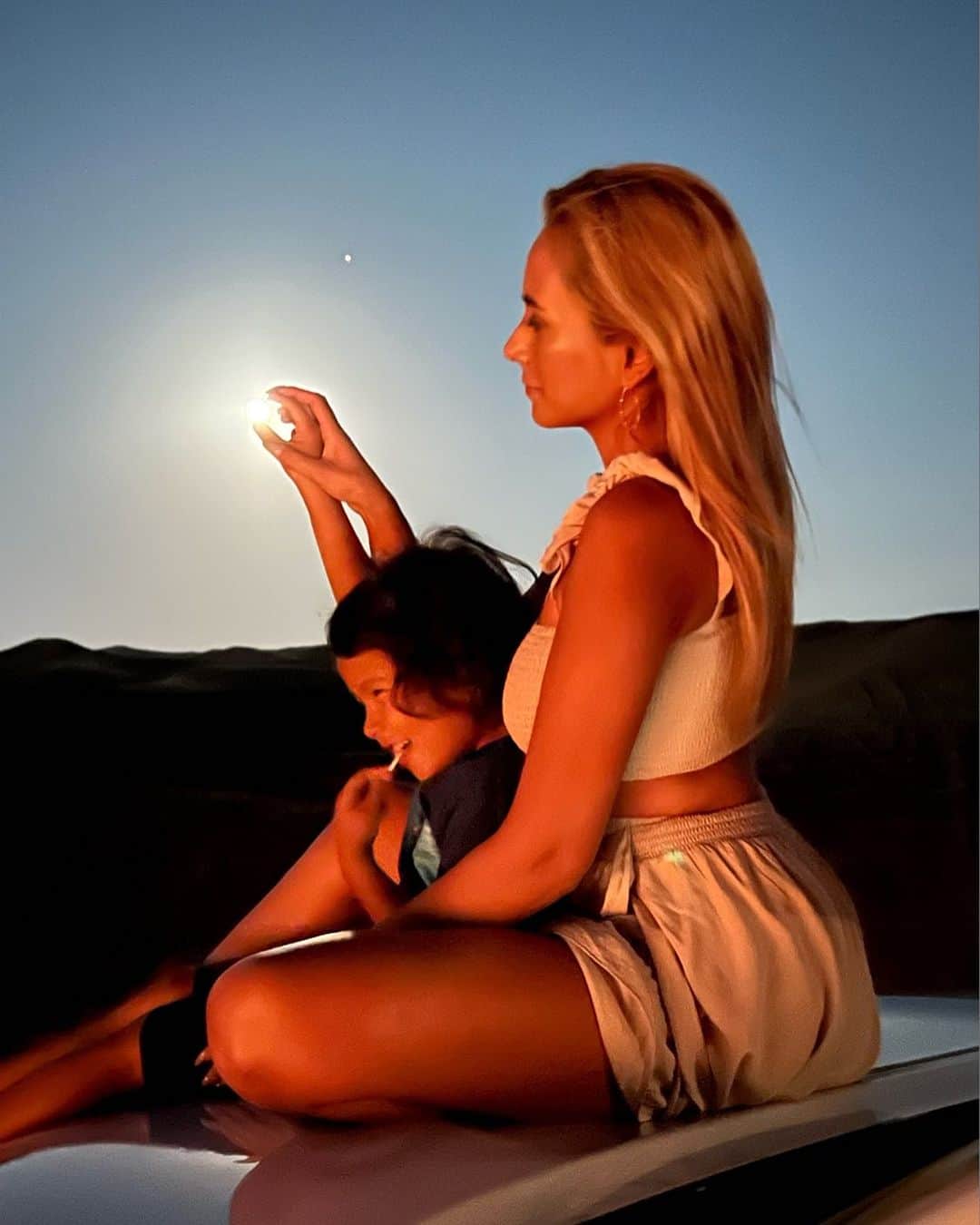 MALIAのインスタグラム：「来週は牡羊座さんの満月🌕 12星座の中でもトップバッターの牡羊座さん 何かをスタートしたいと思っているなら 牡羊座の満月までに頭の中を整理整頓して 何かをはじめるのにぴったりなタイミング💫 ⁡ この写真は2022年1番最後に訪れた満月🌕 満月の日には砂漠に行くことが多い我が家は 来週の満月も砂漠に行く予定なの🗓️💫✨ ⁡ この国にお引越ししてから"砂漠"は #放課後の貸切砂場 ☜笑 ポコちゃんが伸び伸びと 遊ぶ場所になってる🐪最高です♥️✨ ⁡ #MaliaDubailife #Dubai #desartsafari ⁡ ⁡ そして☟FLEYJA.からお知らせ📢🤍 🌕9/29(金)は中秋の名月🌕 中秋の名月は十五夜ともいわれ、 お月見の風習がある日🐰🌕 1年でもっとも月が美しく見える日とも 言われています。 満月の日は必要なものを積極的に吸収し、 不要なものを手放すタイミングとも 言われているので スキンケアで肌に栄養分を たっぷり与えてあげましょう✨ ⁡ そんな満月に向けて、 FLEYJA.ではお得なセットをご用意🕊 ✨FULL MOON SPECIAL CARE SET✨ 詳しくはサイトをご覧ください💻💫 @fleyja.goddess #FLEYJA.」