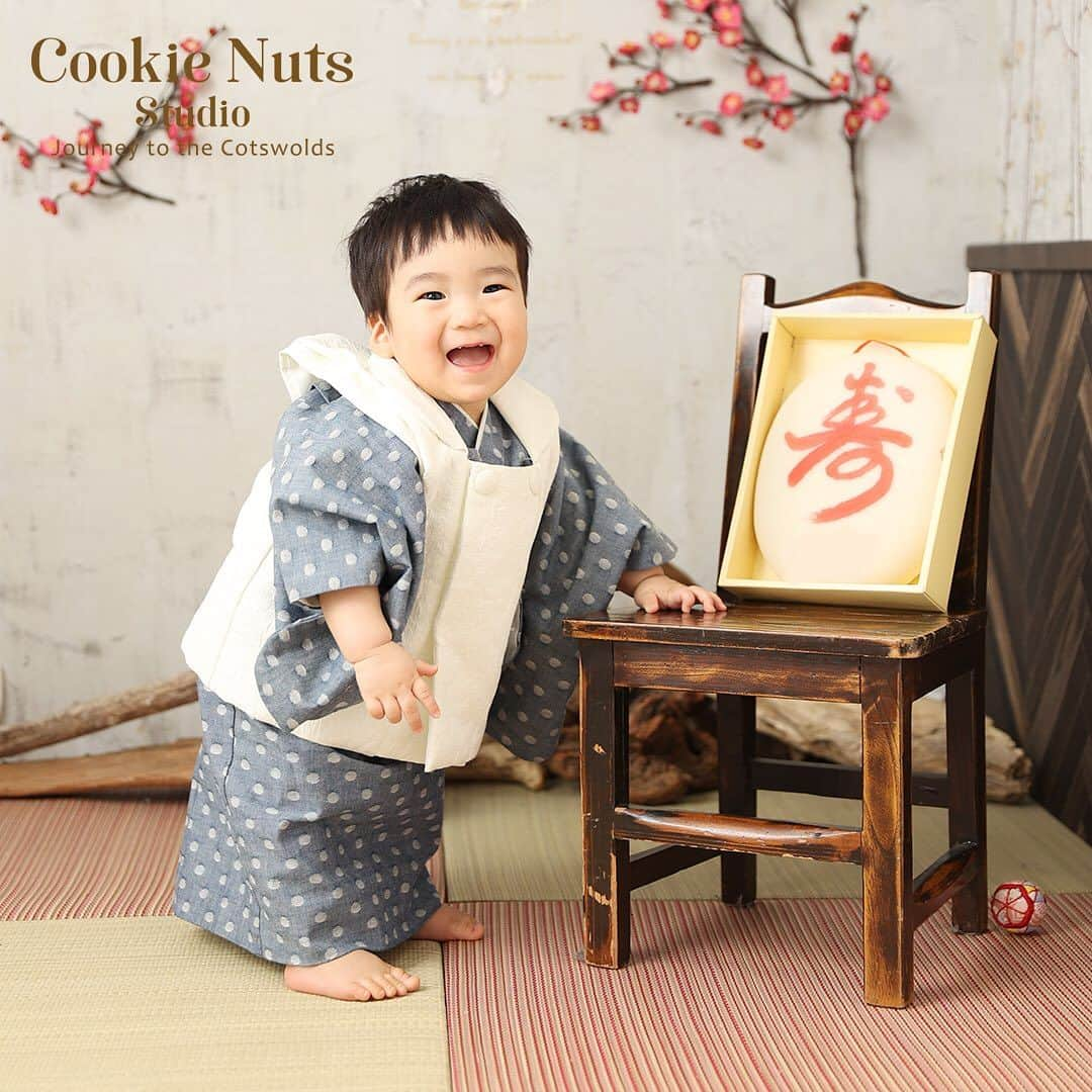 bonbon by cookienuts Photo studioさんのインスタグラム写真 - (bonbon by cookienuts Photo studioInstagram)「🎂1歳バースデーフォト✨️  生まれて初めてのお誕生日🎂 普段着ないスーツやドレス👗𓈒𓂂𓏸 むちむちで可愛いはだかんぼちゃん💕  色々な衣装で可愛く撮影📸✨️  9月・10月のご予約うまりやすくなっております！ ご検討中の方はお早めにご予約くださいませ！😊 皆様からのご予約お待ちしております✨️  #cookienutsstudio #cookienuts #クッキーナッツスタジオ #クッキーナッツ #川崎写真スタジオ #川崎写真館 #神奈川県写真スタジオ #神奈川県写真館 #子供写真スタジオ #家族写真撮影 #1歳撮影 #1歳バースデー #姉妹 #姉妹撮影 #私服撮影 #記念日撮影 #カメラマン #女性カメラマン #バースデーフォト神奈川 #バースデーフォト #バースデー撮影 #スタジオ撮影  #カジュアル撮影 #きょうだい撮影 #カジュアルフォト #バースデー写真神奈川 #バースデーフォト神奈川 #令和４年ベビー #令和５年ベビー#ファーストバースデー」9月22日 12時44分 - cookienuts_kashimadaten