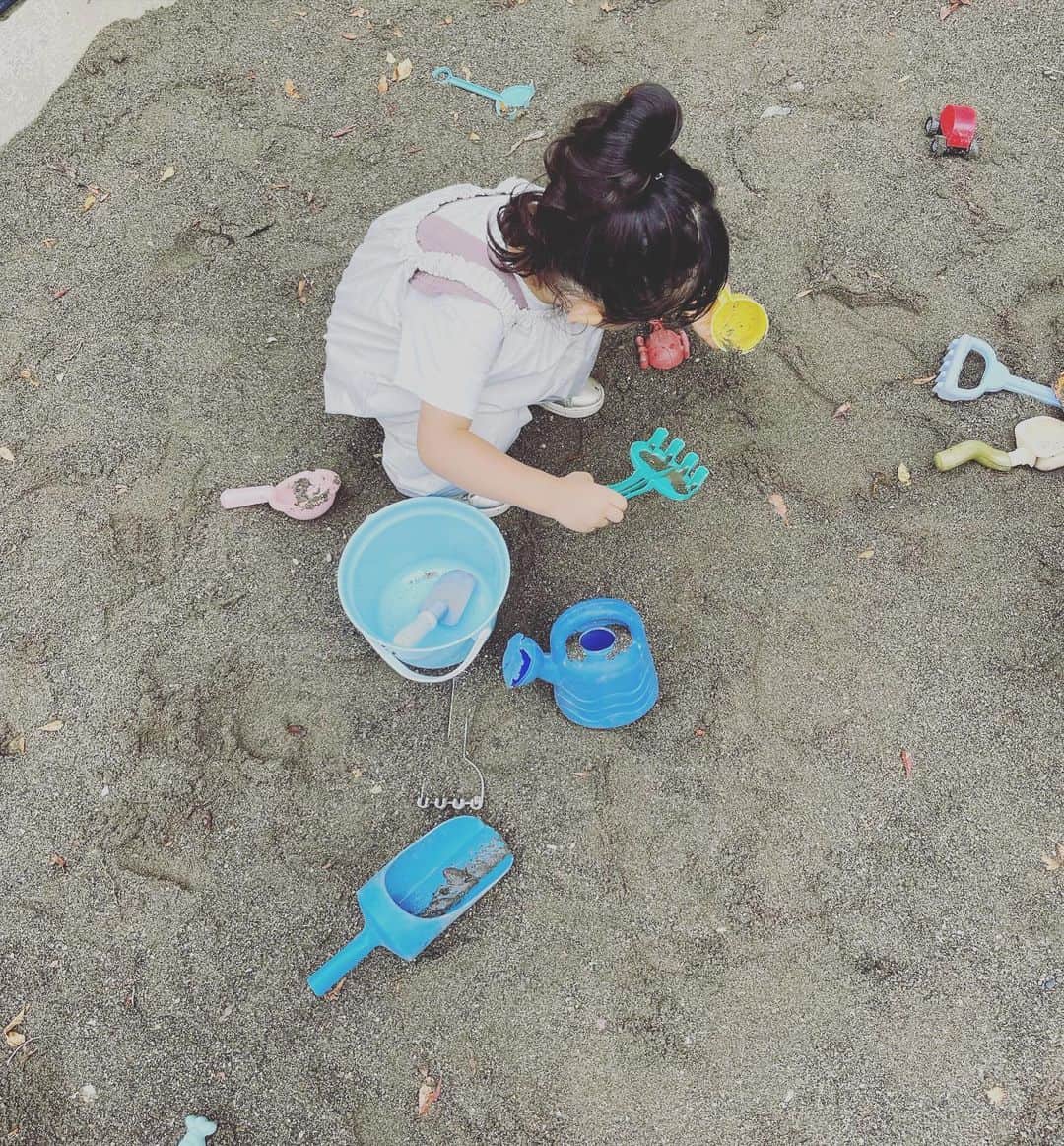 英玲奈のインスタグラム：「皆様、 影の投稿に温かいコメントありがとうございました😊  今日は久しぶりに時間があり、 少し涼しかったので、 朝から娘と公園へ。 夏は暑すぎて行けなかったから、 これから頻繁に行きたいな。  影の、 強くて優しいところは娘が受け継いでくれました。 いつも笑顔でいてくれます😄  今日も、一緒に、 影ちゃんに会いたくなっちゃったのね？ 私がいるから大丈夫よ！ 影ちゃんふわふわだったよねー。 影ちゃん可愛いよねー。 と沢山影の話をしてくれています☺️」