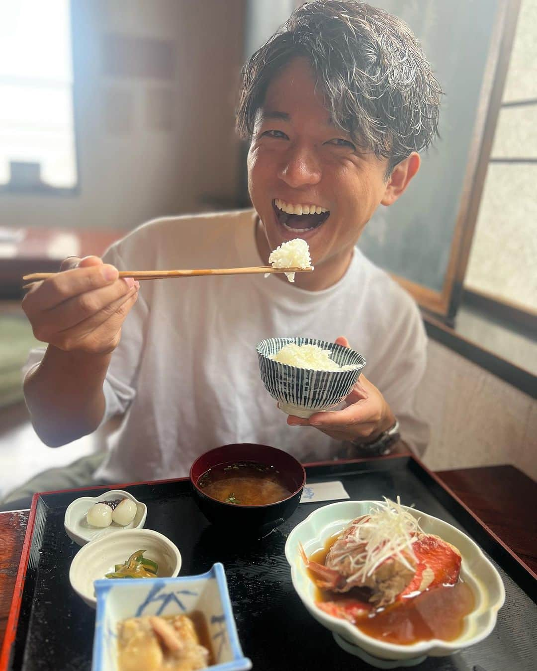 工藤淳之介のインスタグラム：「新米の季節ですね🌾 堪能してきました、以前なじラテでも紹介させていただいた「竈 kamado」さん。 古民家風の店内でほぼ全ての料理をかまどと炭火を使った炉端でいただける、県外からのお客さんにも訪ねてほしいお店です。  この日のおすすめ金目鯛の煮付け定食と、追加でちりめん山椒も注文。 ご飯おかわりできるので三杯食べました。食欲の秋、最高😚🍚🍚🍚  #新米 #秋の味覚 #秋 #食欲の秋 #新潟 #新潟ランチ #新潟グルメ #新潟ご飯 #新潟米 #コシヒカリ #bsn #アナウンサー #なじラテ #明日も楽しみ #食べるの大好き #工藤淳之介」