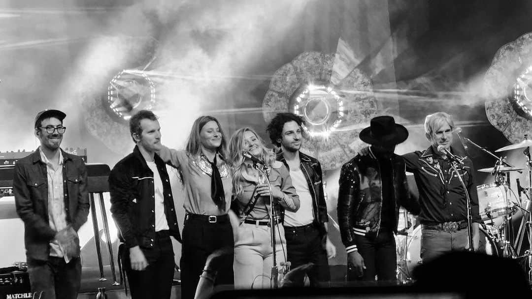 アマンダ・ミシェルカのインスタグラム：「That’s a wrap on the #withlovefrom tour. This year was truly mind bending. We hit some of the most incredible stages, played our hearts out every night, and embraced our fans from all over the world. So thankful for the talent surrounding us on stage and off.  (entire Greek band pictured here)」