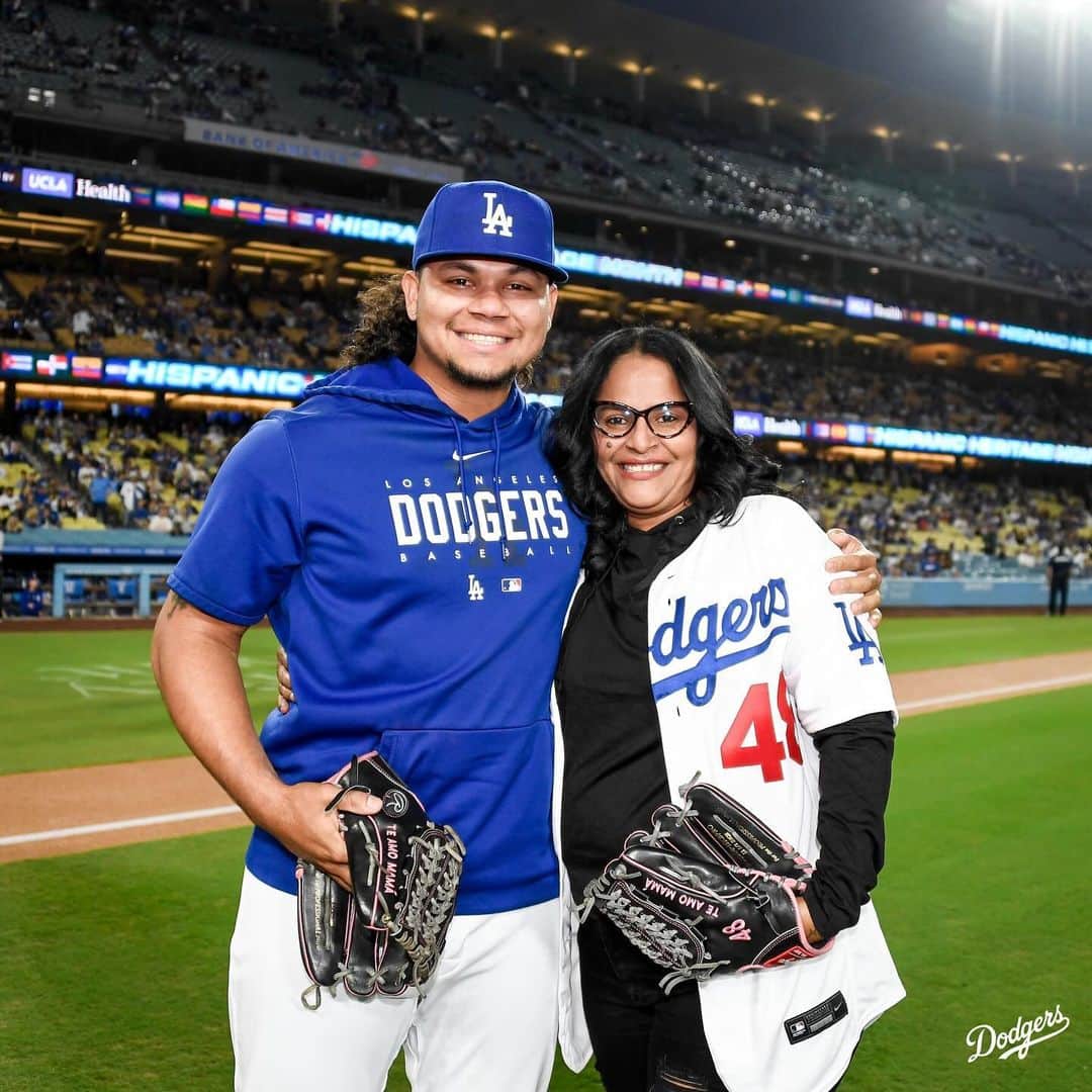 Los Angeles Dodgersさんのインスタグラム写真 - (Los Angeles DodgersInstagram)「A moment Brusdar and his mom will cherish forever. 💙」9月22日 13時02分 - dodgers