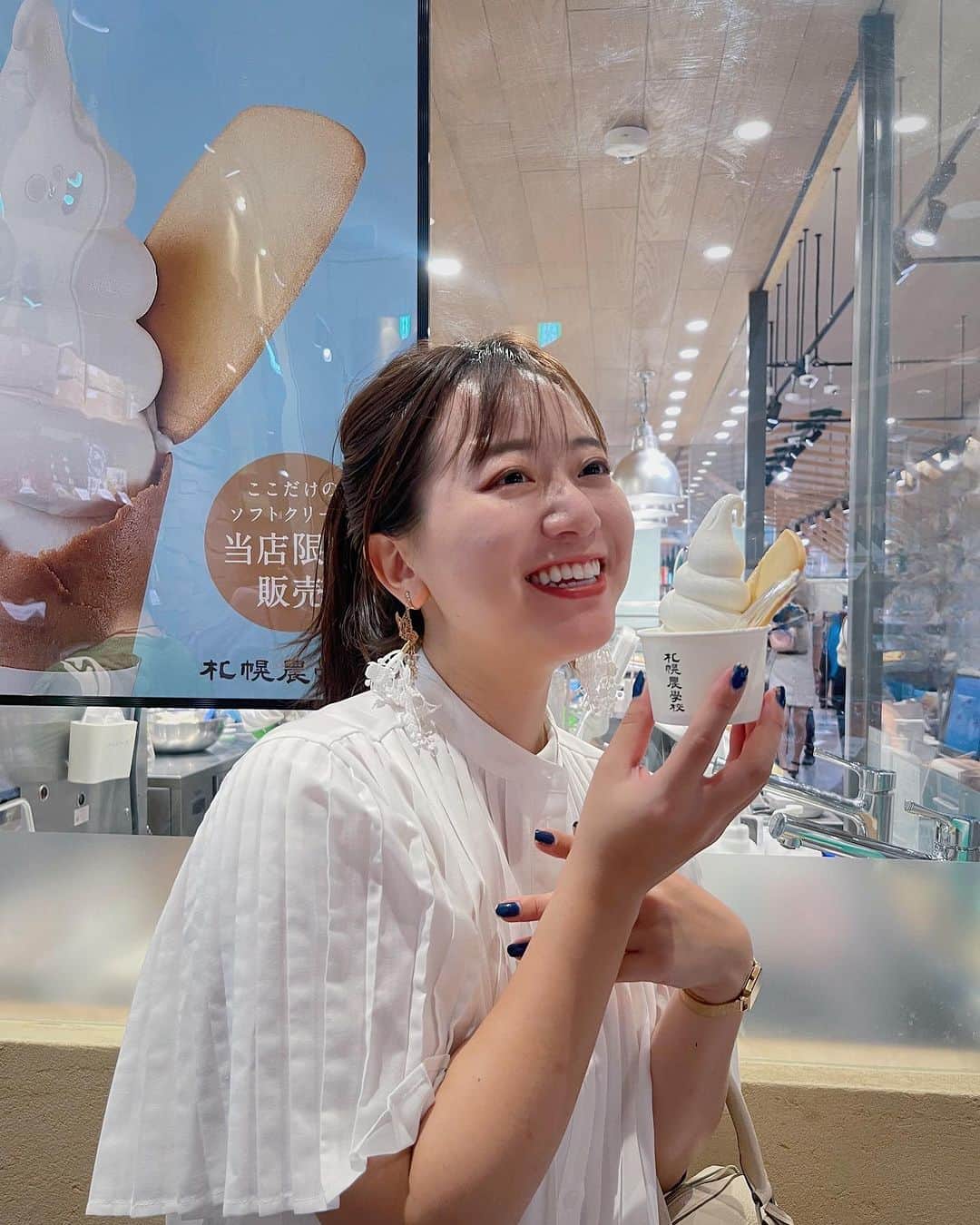 のインスタグラム：「札幌学校のソフトクリーム🍦 美味しかった〜ーー  思い出ひたひた。。。  #路上Live #路上スナップ  #路上シンガー #路上singer #映画主題歌 #歌 #歌カバー #歌カバー動画 #歌ってみた #歌好きな人と繋がりたい  #シンガー #シンガーソングライター #シンガーソングライターと繋がりたい  #イヤフォン #和佳奈 #アカペラ #acappella #弾き語り #弾き語り女子  #弾き語り動画  #弾き語りさんと繋がりたい #小樽 #小樽運河 #北海道 #北海道旅行」