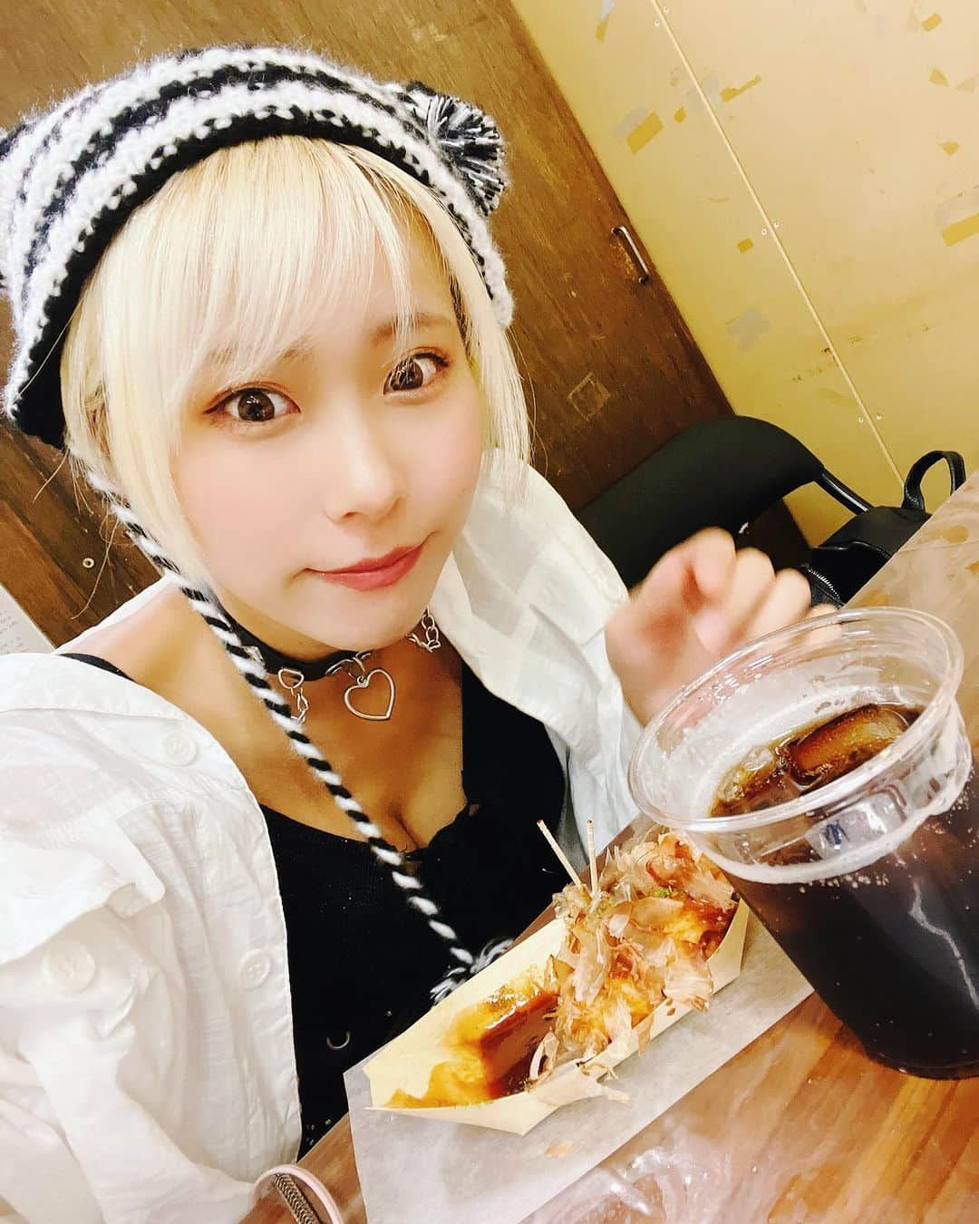 塚田綾佳のインスタグラム：「大阪ついたでぇ！(エセ)  とりあえずたこ焼き🐙 危うくビール飲みそうになったぜ！  ライブ終わってからだね🤦🙀🍻  あやぽん旅の支援🐙 https://t.livepocket.jp/e/ayaponshien  ー  3日間がんばる\( ´ω` )/  9/22(金)19:55～ライブ出演 「Music on anuenue -29-in大阪」 会場:大阪心斎橋 LIVE & BAR FANTAZiSTA  9/23(土)ぽん散歩オフ会＆ライブ配信 遠隔チェキ会  9/24(日)チャンス撮影会 出演  ー #あやぽん一人旅 #ぽん散歩 #大阪 #大阪グルメ #大たこ #道頓堀 #ぎょーじゃー   #彼女とデートなうに使っていいよ いいよ #SNSレンタル彼女 #SNS用レンタル彼女  #グラビア #グラビアアイドル #アイドル  #アヤカップ #金髪ショート #塚田綾佳 #あやぽん」