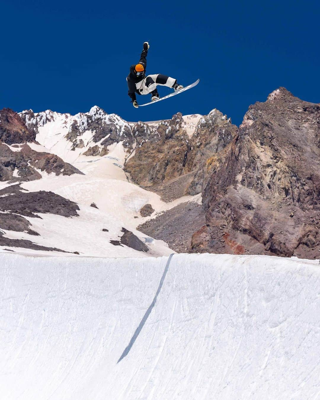 戸塚優斗さんのインスタグラム写真 - (戸塚優斗Instagram)「🇺🇸🇺🇸🗻🗻 🍏  @tackphoto 📸 @yonexsnowboards_japan  @gshock_jp  #insta360  #monsterenergy #gshockwatch #yonex #fluxbindings #hestragloves #deeluxeboots #hevenstore #pml_tokyo_yokohama #smith #gulliumwax」9月22日 12時57分 - yuto_totsuka