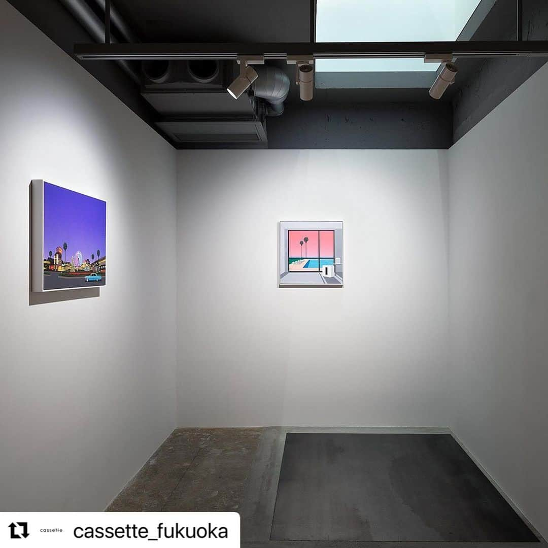 永井博さんのインスタグラム写真 - (永井博Instagram)「#Repost @cassette_fukuoka with @use.repost ・・・ 2022年9月に開廊いたしましたcassetteでは、1周年の企画展としてイラストレーター永井博による個展「TROPICAL RECORDS」を開催いたします。  76年よりイラストレーターとして活動し音楽シーンやファッションにも多大な影響を与え続け、近年シティポップの世界的なブームでも注目を集めている永井の描くランドスケープ作品。 そのクリアでフラットな作品は、近年東京を中心に毎年各所での展覧会が開かれ多くのファンを魅了しています。 福岡では初披露となる今回の「TROPICAL RECORDS」展では、ご来場の皆様に永井ワールドを体感して頂きたく、福岡に因んだ過去のアーカイブ作品から近年の作品まで原画約20点の展示を始め、過去のレコードアーカイブの展示や大判スクリーンプリント作品の発表を予定しております。 まだまだ暑い日が続く福岡で2023年夏の締めくくりを本展で感じて頂けましたら幸いです。  「TROPICAL RECORDS」Hiroshi Nagai 会期：9.22(fri)〜10.22(sun) 11:00〜19:00 会場：cassette 住所：福岡市中央区唐人町1-2-8 定休日：水曜 HP：https://cassette-f.jp Co sponsored by GALLERY TARGET  ※オープニングイベントをcassetteにて開催します。 9.22 (fri) 17:00〜21:00 どなたでもご入場可能です。ぜひお越しください。  @hiroshipenguinjoe  @gallery_target  #永井博 #hiroshinagai #gallerytarget #cassette_fukuoka  photo: Yusuke Nakamura」9月22日 12時57分 - hiroshipenguinjoe