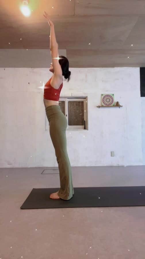 屬美於のインスタグラム：「今週日曜日朝8時〜はMioyoga style勝浦スタジオで  太陽礼拝を知ろうのクラスになります  ヨガの一番おいしいところ太陽礼拝でも、どんな意味や効能があるのか、言葉の意味まで知っている方は少ないのでは？  毎日やりたい太陽礼拝だからこそ、改めてちゃんと知ってほしいのです。  こちらはヨガをやり始めて間もない方へも、ヨガをやり初めて長い方へもおすすめなクラスです！  終わった後はスペシャルスムージーつき🩷🫶❤️  ぜひご参加ください！  また同日のメイクレッスンクラスは満席になりました😊⭕️❤️ありがとうございました！  #mioyogastyle #yogini  #太陽礼拝を知ろう」