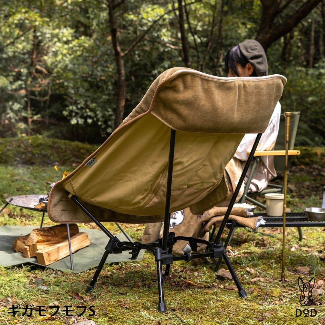 DOPPELGANGER OUTDOORさんのインスタグラム写真 - (DOPPELGANGER OUTDOORInstagram)「. \ ギガモフモフ 再入荷🐏 / . オリジナルのキャンプ戯画と、実家の毛布を思わせる分厚さが好評の難燃毛布 #ギガモフモフ 膝掛けサイズでチェアカバーにもなるSサイズ、肩まですっぽり包めるMサイズともに再入荷しました🎉🎉 . 🏕キャンプ戯画 毛布全面にどーんとプリントされているのはキャンプを楽しむウサギたちを描いたオリジナルのキャンプ戯画。 Sサイズは #タケノコテント の前で月見キャンプ、Mサイズは #カマボコテント の前で朝焚き火を楽しんでいます🐰🔥 戯画とは「戯れ（たわむれ）に書かれた絵」のこと。 家があるのにわざわざ不便を楽しむキャンプはまさに現代人の戯れでは？ということでこのデザインです。 . 🔥頼もしい毛布 デスクワークのときに使うようなコンパクトなブランケットではなく「実家の毛布」という例えがしっくりくる分厚さが自慢。 安心感ある分厚さと肌ざわりの気持ち良さで秋冬キャンプの寒さからあなたを守ります😌 難燃性のため焚き火を眺めながらのモフモフもOKです🔥 . Sサイズ：4,950円、Mサイズ：6,600円。 DOD STOREおよびWEBページに記載のアルペン店舗での販売です🐏🐏 . #秋キャンプ #冬キャンプ #毛布 #ブランケット #もふもふ #防寒 #焚き火 #戯画 #鳥獣戯画 #blanket #bonfire #dod #ディーオーディー #outdoor #アウトドア #ソトアソビ #camp #キャンプ #キャンプギア #campgear #露營 #戶外 #캠핑 #디오디」9月22日 13時00分 - dod.camp