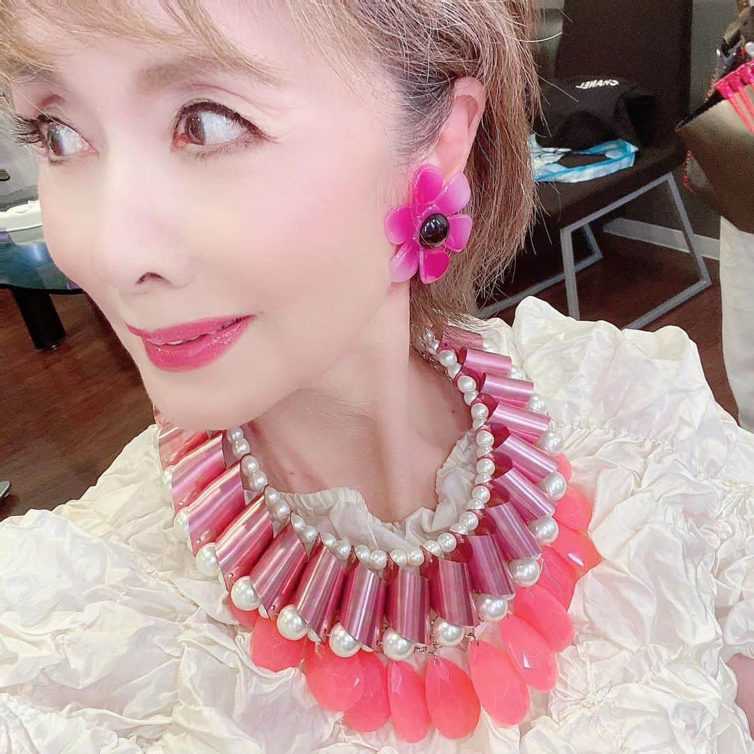 のインスタグラム：「【ルミ子の食卓】💕 今夜OnAirです🖥️  今夜1：20〜 テレビ朝日🖥️  さて今夜の厳選商品は❓ 今夜もお薦めです🤗👍  商品は勿論の事 衣裳　アクセ　靴等のファッションも『ルミ子流ストレッチ』も好評を頂いております😆‼️  是非ご覧下さいね💕  リアルタイムでご覧になれない方は 録画してご覧下さいませ🤗  では今夜 テレビ朝日でお会いしましょう🤗🖥️‼️  ⠀  #小柳ルミ子 ⠀ #ルミ子の食卓 ⠀ #ルミ子の食卓で検索してね ⠀ #テレビ朝日 ⠀ #通販番組 ⠀ #冠番組 ⠀ #通販 ⠀ #厳選 ⠀ #美味しい ⠀ #便利 ⠀ #オジンオズボーン篠宮 ⠀ #mc ⠀ #ファッション ⠀ #ピンク ⠀ #ネックレス ⠀ #イヤリング ⠀ #ブレスレット ⠀ #靴 ⠀ #メイク ⠀ #ヘアアレンジ ⠀ #ヘアスタイル ⠀ #ヘアメイク ⠀ #みてね ⠀ #アクセサリー ⠀ #ストレッチ ⠀ #ルミ子の食卓公式インスタ」