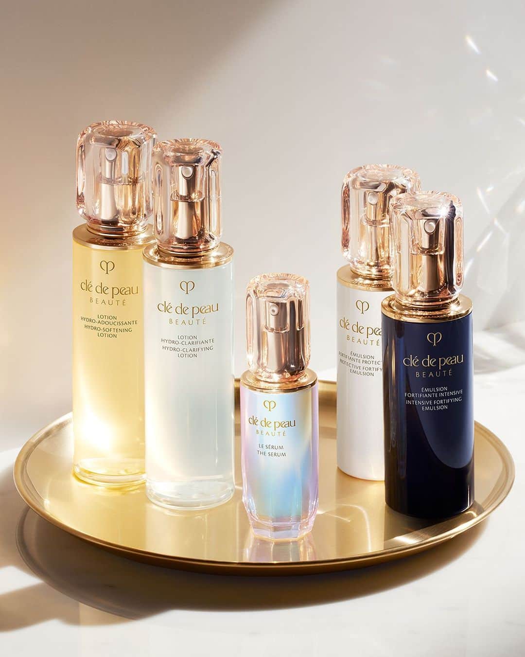 Clé de Peau Beauté Officialさんのインスタグラム写真 - (Clé de Peau Beauté OfficialInstagram)「Just as Rome wasn’t built in a day, beautiful skin isn’t achieved overnight. Consistency is vital in achieving long-term benefits. Thankfully, our 3-step #KeyRadianceCare routine makes pampering your skin so much easier.   Step 1: Start with #TheSerum, enriched with rare botanicals and potent antioxidants to awaken #SkinIntelligence.   Step 2: Apply #TheLotion, available in two formulas to meet different skin needs.   Step 3: Round off the routine with #ProtectiveFortifyingEmulsion (day) or the #IntensiveFortifyingEmulsion (night).   Remember, a skincare ritual is not a mundane routine; it's a commitment to your skin's wellbeing 🤍 Here’s to a radiant new you!    「ローマは一日にして成らず」と言われるように、美しい肌も一朝一夕には手に入りません。効果を感じ続けるためには、継続が不可欠です。 3 ステップの #キーラディアンスケア 習慣で、毎日のお手入れがとても簡単になります。  ステップ１：独自成分であるスキンイルミネイター*を配合したクレ・ド・ポ ボーテ #ルセラム （医薬部外品）で #肌の知性 **を目覚めさせましょう。 ステップ２：クレ・ド・ポー ボーテ #ローションイドロＡｎ （医薬部外品）またはクレ・ド・ポー ボーテ #ローションイドロＣｎ （医薬部外品）の化粧水で、肌を健やかに育みます。 ステップ 3：クレ・ド・ポー ボーテ #エマルションプロテクトゥリスｎ （医薬部外品）、またはクレ・ド・ポー ボーテ #クレームアンタンシヴｎ （医薬部外品）でお手入れを締めくくります。  毎日のスキンケアは単なる習慣ではなく、肌へご褒美を与える特別な時間です。輝き続ける肌を目指しましょう！  *スキンイルミネイター（保湿・整肌）配合（加水分解シルク、加水分解コンキオリン、テアニン、トウキエキス、シソエキス、グリシン、グリセリン、PEG/PPG- 17/4 ジメチルエーテル、トレハロース） **「肌の知性」とは、すべての人が生まれながらにそなえている、生涯美しい輝きを保ち続けるための鍵です」9月22日 13時03分 - cledepeaubeaute