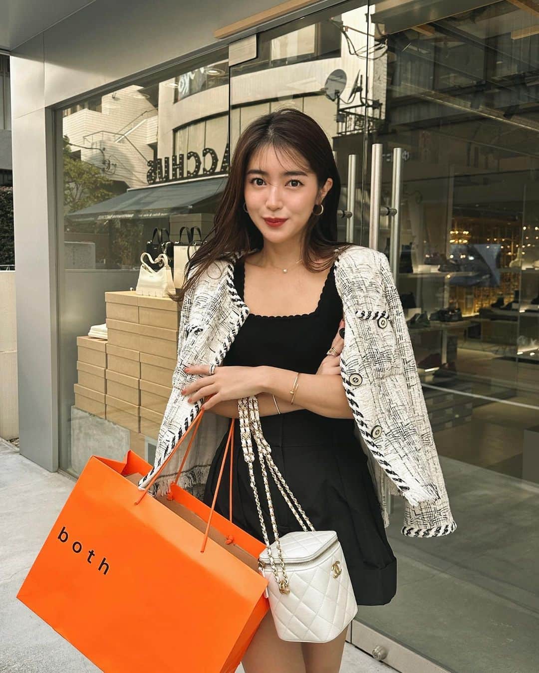 のインスタグラム：「秋になったら確実にパンツスタイルが増えるので、足元から秋支度🍂  最近はソフトクリームの様なソールが可愛い厚底スニーカーをゲットしました🍦  パンツを少し長めに履いて厚底スニーカーのソールがチラッと見えるスタイルをしたいと思ってる🤍  👟 @bothparis   #スニーカー #sneakers #秋コーデ  #スニーカーコーデ」