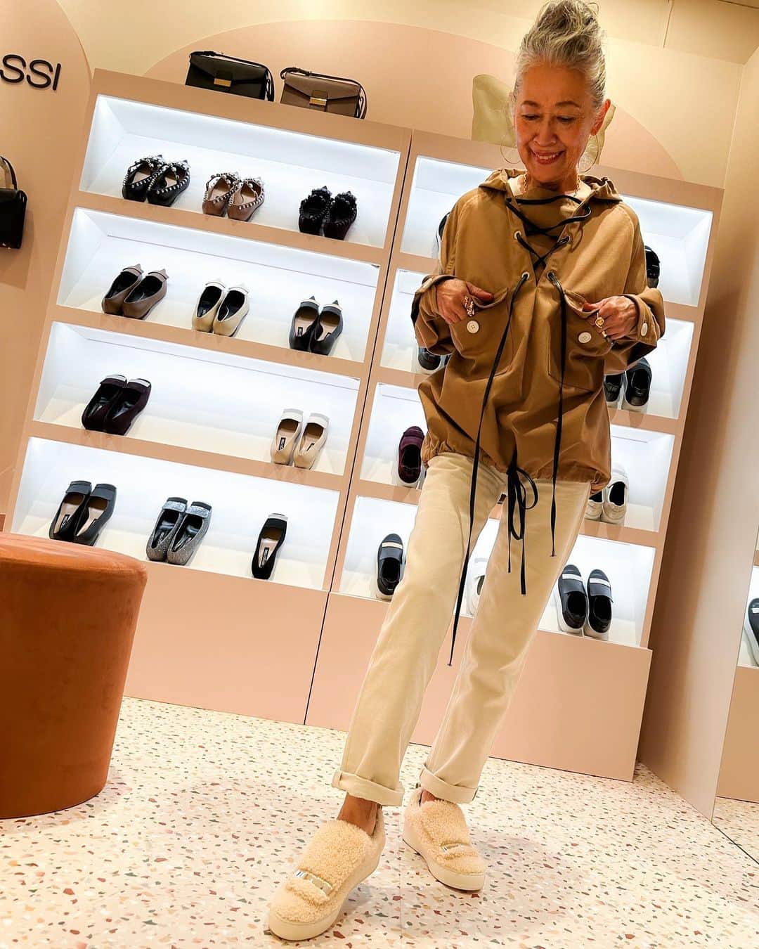 内藤朝美のインスタグラム：「Sergio Rossi @sergiorossi のブランド アイコンでもある「sr1」コレクションの期間限定ポップアップが新宿伊勢丹で9月20日から開催されています。  早速お邪魔して来ちゃいました。 今回の期間限定ポップアップではこのポップアップ期間でしか入手出来ない日本限定カラーのスニーカー(写真６枚目)やこのポップアップで初披露となった「sr1」のバックコレクションの他、とても素敵なお靴とバックが所狭しと並んでいました♡  ご覧の通り目が♡♡になっちゃった！  3つのデザインが気になって、1時間近く悩んだ末、1つ選びました。 私が言う事じゃないかもしれませんが、映像や写真で見るのと本物の印象は大分違うし、何よりセルジオ ロッシのお靴は履き心地が最高なので、皆さまにも期間中是非一度試して頂きたいなぁ~と思いました。  【ポップアップ情報】 場所： 伊勢丹新宿店本館 2 階 婦人靴/プロモーション 期間：2023 年 9 月 20 日（水）～ 10 月 3 日(火)  #SergioRossi #sergiorossi #セルジオロッシ  #sr1icons #sr1 #PR」