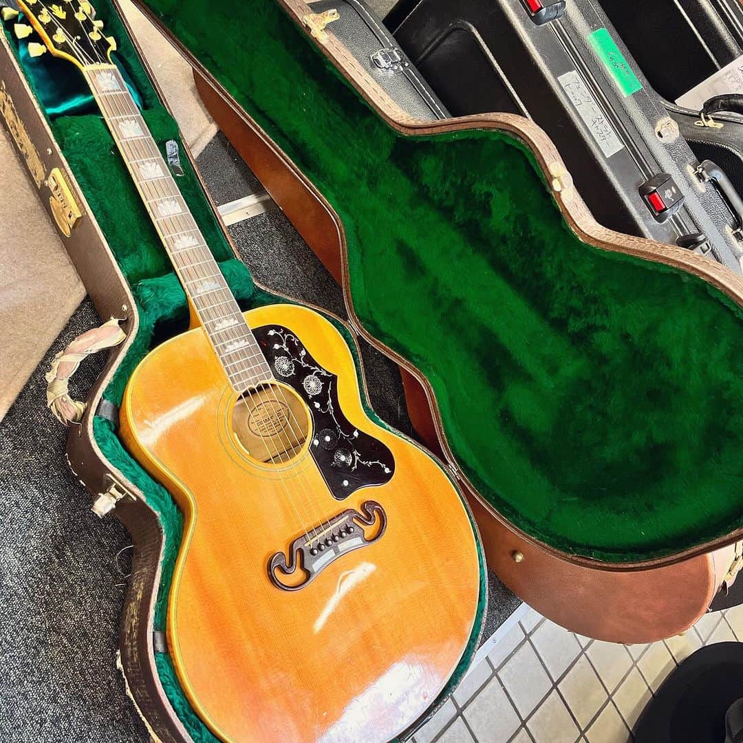 浅田信一のインスタグラム：「Gibson J-200 OMOTECHにてフレット打ち替え交換。 おかげでよみがえりました。  #gibsonJ200」