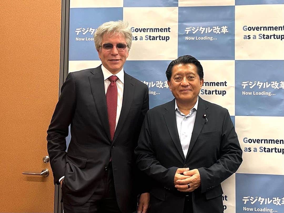のインスタグラム：「ServiceNow CEOのBill MacDermott氏、日本法人代表の 鈴木正敏氏他が来室。昨今の世界情勢を踏まえ、世界経済の展望やデジタル、AI等について有意義な意見交換を行いました。業務自動化ツールをSaaSとして展開するサービスは、あらゆる分野で導入されています。デジタルニッポン2023で提唱したガバメントトランスフォーメーションにも役立ちますね。#平井卓也」