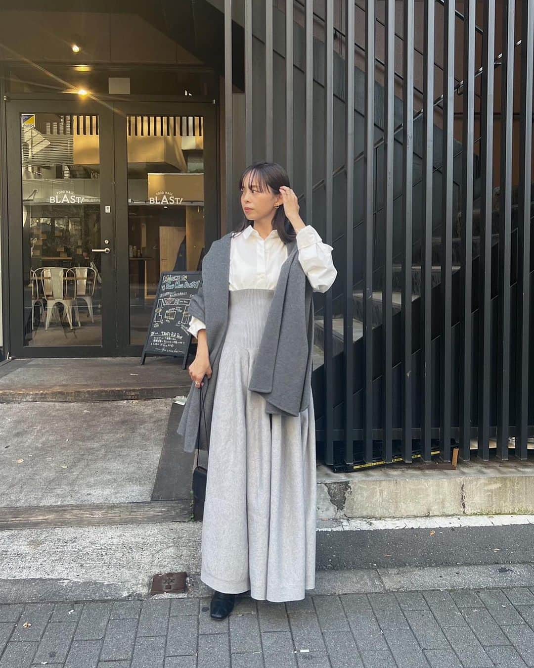 のインスタグラム：「@etretokyo  【Recommend items】 ㅤㅤㅤ ㅤㅤ #ETREニットボリュームスカート GREY / L.BLUE / BLACK S.M size ¥28,600(tax in)  ㅤㅤㅤ  新宿スタッフ @saa_______yaa 153cm @etretokyo_yumi 150cm  ㅤㅤ 着用カラー：GREY ㅤㅤㅤ  - - - - - - - - - - - - - - - - - - - - - - - - - - - -  商品詳細はTOPページURLよりチェック🔍 ›› @etretokyo_store  ㅤㅤㅤ スタッフコーディネートも毎日更新中【 #etretokyo_staff_ootd 】をフォロー🐿️  TOPページの"フォロー中"から 気になるスタッフのアカウントをフォロー🤝  ㅤㅤㅤ ㅤㅤ  - - - - - - - - - - - - - - - - - - - - - - - - - - - - ⁡  【INFORMATION】 ⁡ㅤㅤㅤ ⁡ ※ ルミネカード会員様限定で店舗通販のご利用が可能です。  ⁡ ※お電話がつながりにくい可能性がございます。 ⁡ ※また混雑時には入場制限及び 試着点数の制限を設けさせて頂きます。 予めご了承ください。 ⁡ ⁡ ご理解、ご協力を賜りますよう 心よりお願い申し上げます。   ㅤㅤㅤ 【LUMINE SHINJUKU STORE】 ETRÉ TOKYO ルミネ新宿2店 TEL：03-5989-0979  ー営業時間ー (平日、土日祝)11:00-21:00 ⁡  #etretokyo#etre#fashion#etretokyoshinjuku #etre#2023etre#etretokyo_staff_ootd#2023aw #大人ファッションコーデ #シンプルスタイル #白黒コーデ  #ニットスカート #セットアップスタイル」