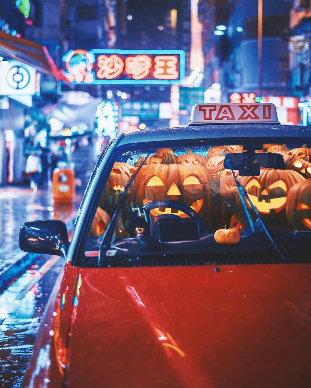 Discover Hong Kongのインスタグラム：「👻Spooky season is creeping up! Are you ready for some spook-tacular surprises around HK?😈 Prepare for some thrilling screams at the theme parks and attractions 🕷️, indulge in themed delicacies & cocktails🍸, and don't miss out on the epic Halloween party at Lan Kwai Fong!🎃 Stay tuned for more!😉  👻驚慄詭異「捉鬼」節日即將來臨！你預備係香港感受城市「驚」喜嗎？😈 喺唔同嘅主題樂園同景點盡情釋放你嘅尖叫聲🕷️以及品嚐萬聖節嘅驚嚇餐點或飲品🍸記住唔好錯過蘭桂坊扮鬼扮馬嘅盛大Halloween party🎃 繼續留意我哋更多「驚」喜消息😉  #Halloween #HelloHongKong #DiscoverHongKong  🎃👻🎃👻🎃👻🎃👻🎃👻🎃👻🎃👻🎃👻🎃👻 Hong Kong welcomes you✈️! Now travellers can get ‘Hong Kong Goodies’ 🛍️vouchers including one FREE welcome drink🍸 in the hottest bars! Check out the details here: bit.ly/HelloHKgoodiesEN. Hope to see you all soon! 香港歡迎你✈️！而家遊客仲可以享用「香港有禮🛍️」消費優惠券，去得獎酒吧免費飲返杯🍸🍹！詳情請留意 bit.ly/HelloHKgoodiesTC」