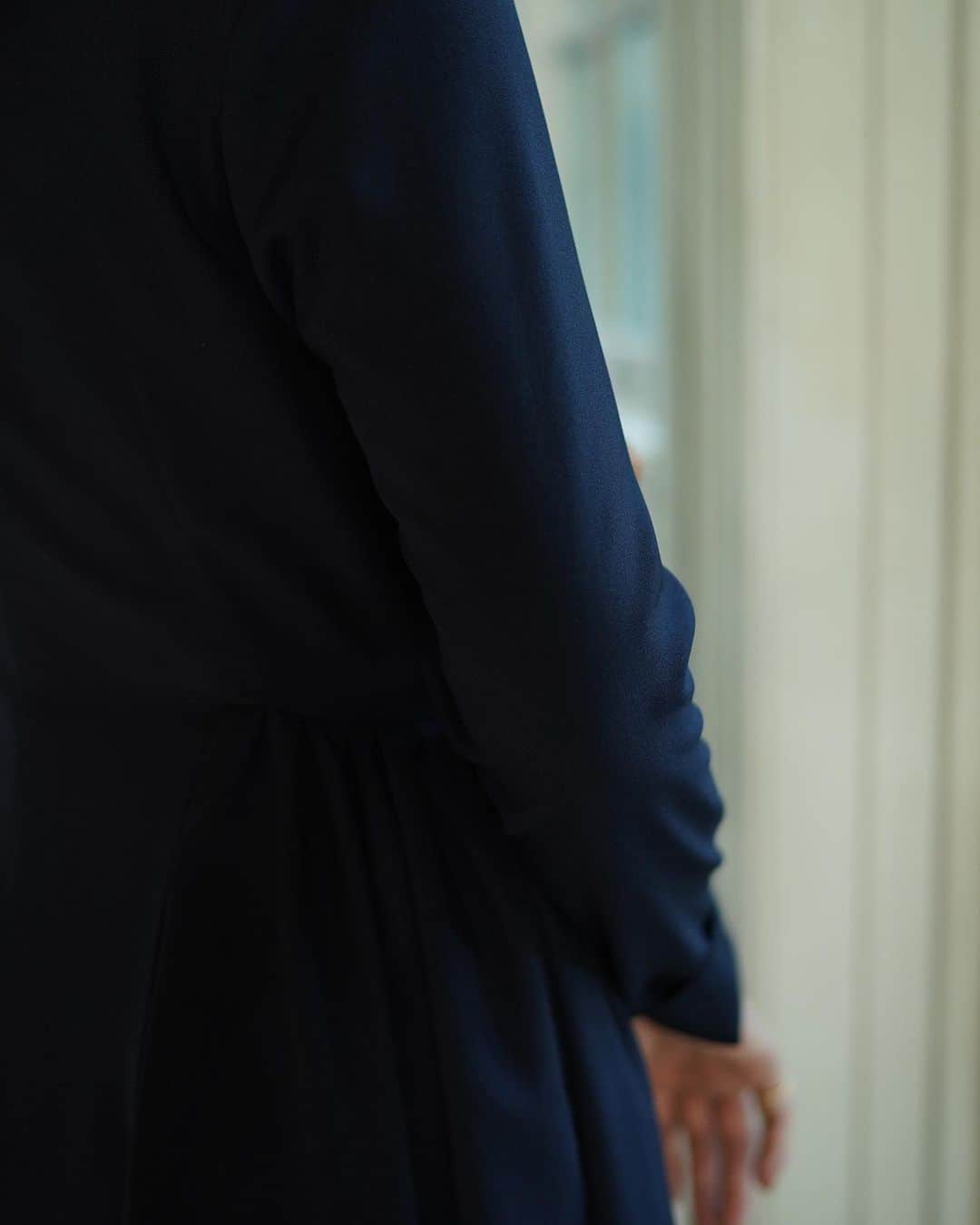 鈴木六夏さんのインスタグラム写真 - (鈴木六夏Instagram)「紺が好きです。 @the9shop_211 の始まりも １枚の紺のドレスからでした。  紺のワンピースを素敵に着ている女性を見るとつい振り向いてしまう。  紺。というとネイビーフォーマルと捉えられがちですが、普段にこそ紺。本当に奥深く、素敵な色だと思います💙  EVERYDAY DRESS シリーズにとって 欠かせない色、紺。  今夜21:00  16:00からLIVEいたします💙」9月22日 13時21分 - rikuka.62
