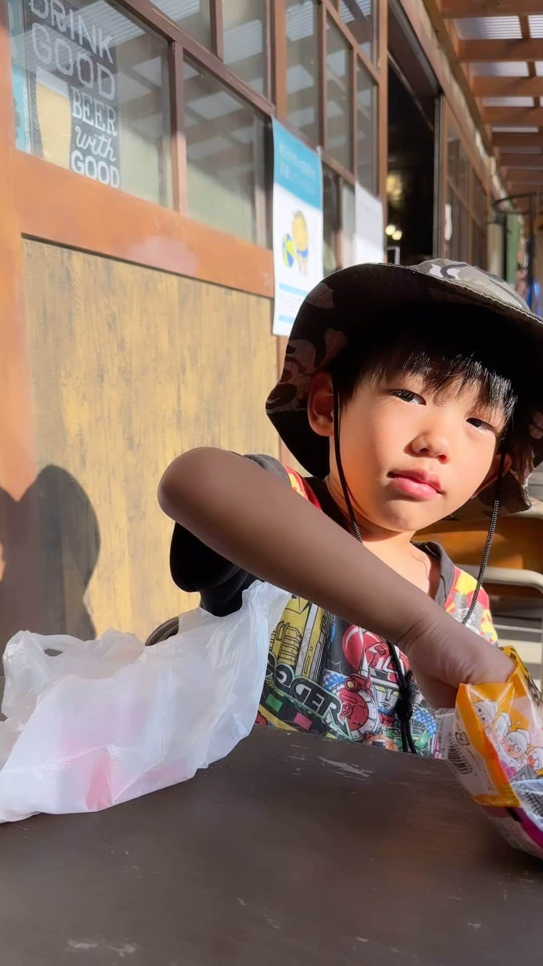 のインスタグラム：「ドヤりながら黙々とたらたらしてんじゃねぇよを食べる次男  かわいい...←親バカ  #親バカ #男の子兄弟 #シングルマザー」