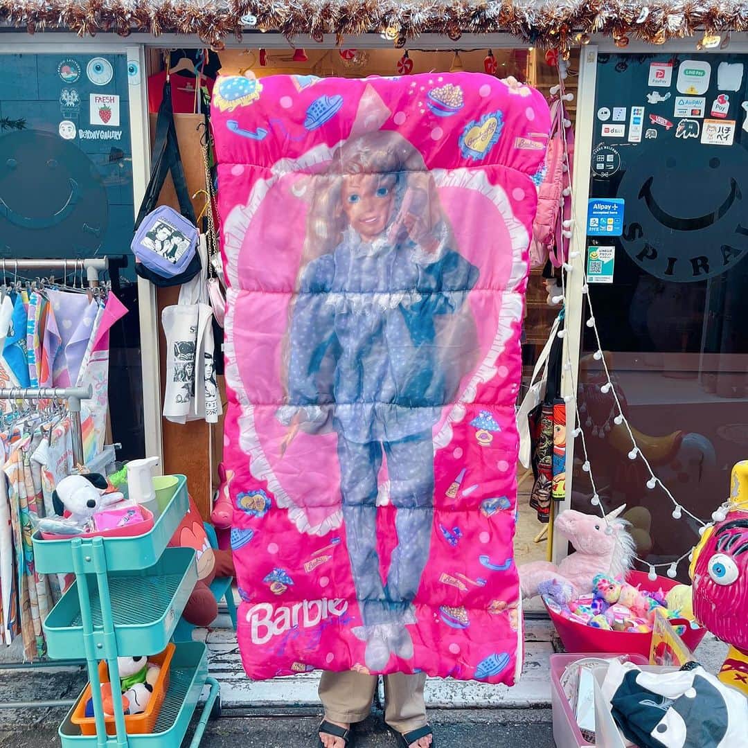おもちゃやSPIRALのインスタグラム：「90's Barbie for girls寝袋入荷しました！  for girlsのかわいい寝袋です✨」
