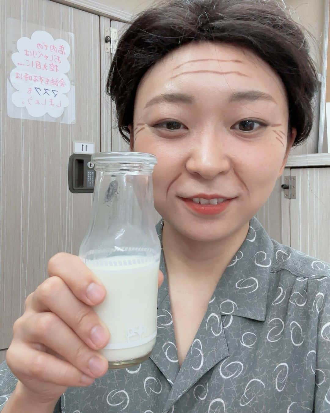 にゃんこスターのインスタグラム：「【今夜テレビでます！】  ▽フジテレビ「8フューチャー∞」 9/22（金）25:55～  高校生が書いた台本のドラマに出演させていただきました！むちゃ暑い夏の日に汗だくになりながらの撮影で青春と呼ぶにふさわしい日です！  真剣な高校生たちに心打たれるはずなので確実に見てください！  樋口日奈さんとお写真とれたのに、おばあちゃんメイクしてたことだけが悔やまれます！  #にゃんこスター #アンゴラ村長 #8フューチャー∞」