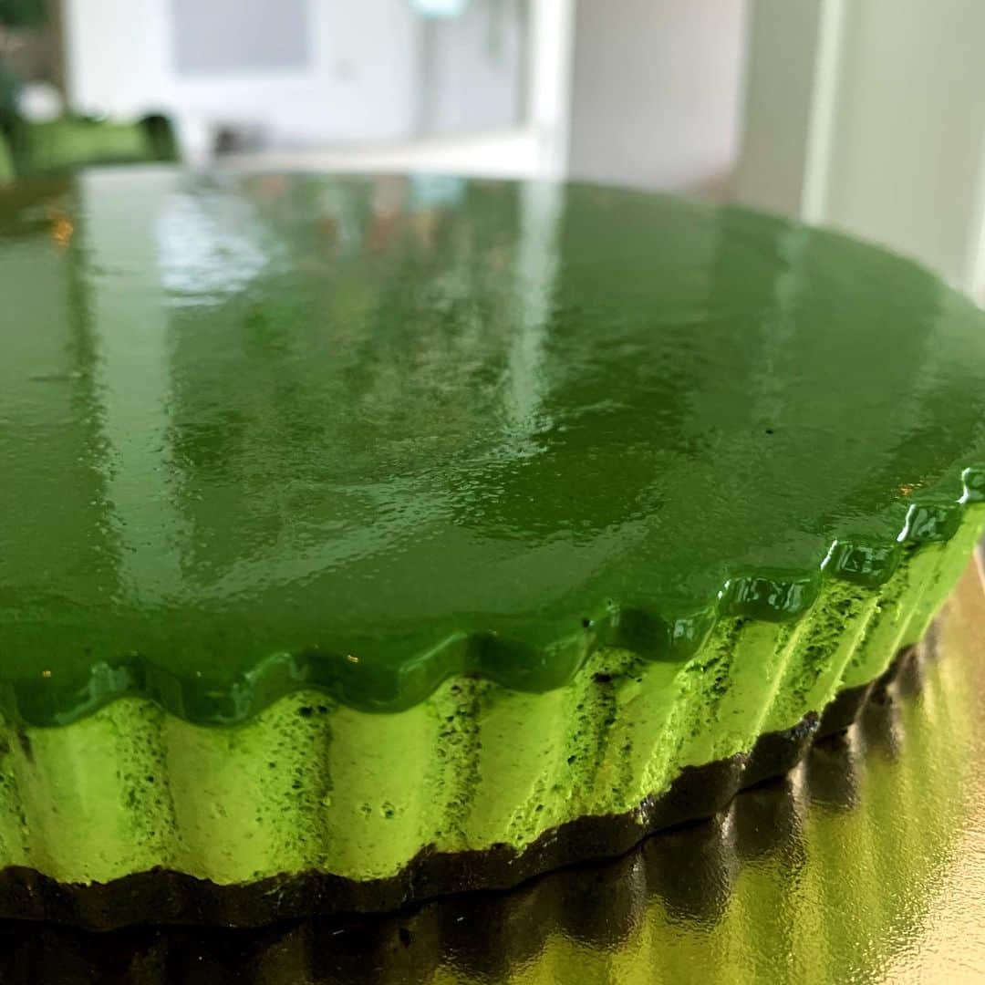 tealilycafeのインスタグラム：「MATCHA MOUSSE CAKE BIRTHDAY SIZE  คุณลูกค้าที่สนใจเค้กขนาดวันเกิดสามารถสั่งล่วงหน้าหรือสอบถามเข้ามาได้นะคะ  หรือหากสนใจสั่งขนาดชิ้น สามารถสั่งที่ลิ้งค์นี้ได้เลยค่ะ  ONLINE DELIVERY  Line man : http://wongn.ai/i79gf  Robinhood : https://static.robinhood.in.th/app_link.html?URI=robinhoodth://merchantlanding/id/70153  #homematcha」