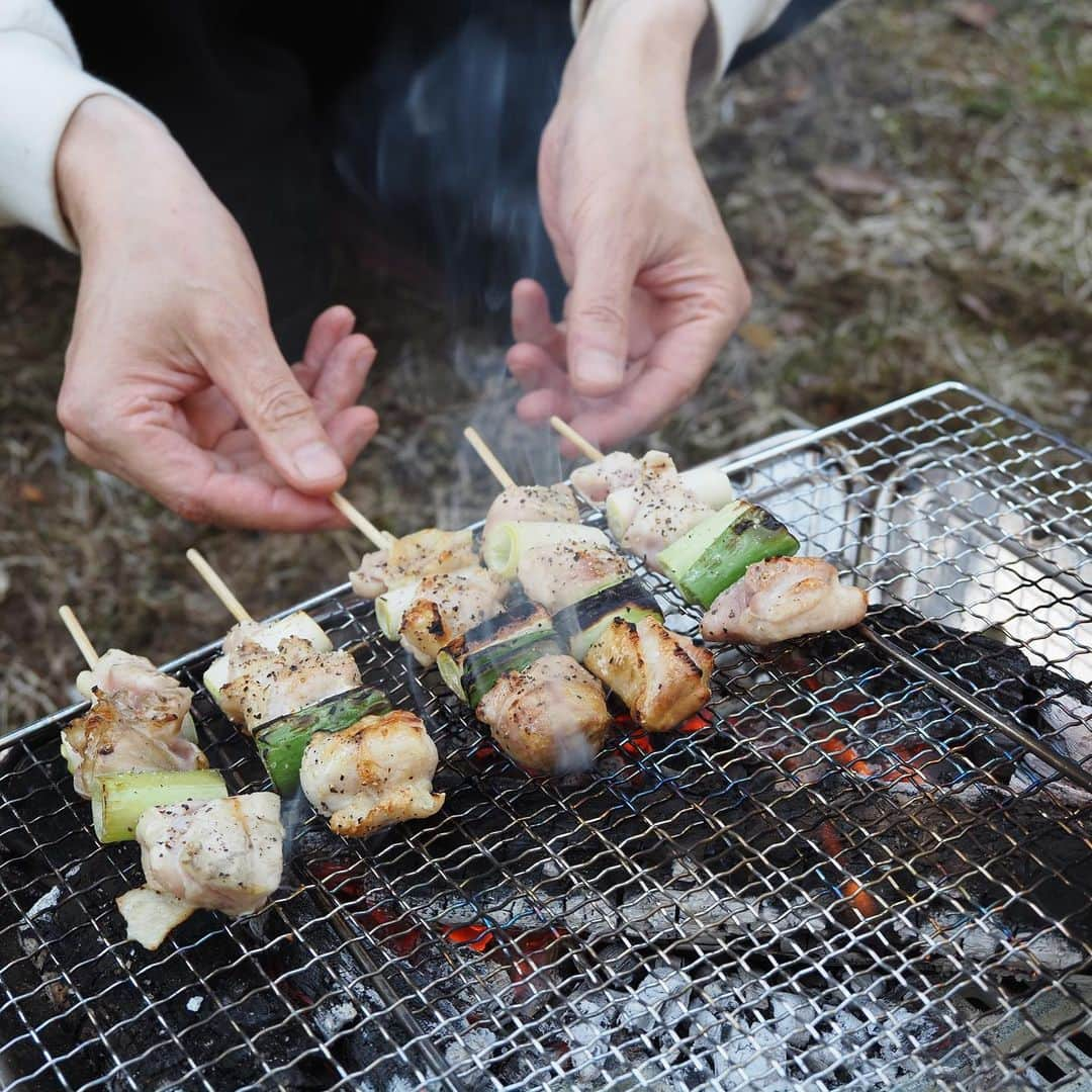 仲川希良さんのインスタグラム写真 - (仲川希良Instagram)「Voicy最新回は長野県ご当地スーパーツルヤ特集！ もはや長野への山旅の大きな楽しみのひとつとなっているという方 きっと私だけじゃないですよね♡ ・ 行動食やアウトドアご飯に役立ちそうなもの お土産にピッタリなもの 以前ストーリーズにお寄せいただいたオススメ情報(ありがとうございます！)とあわせて たっぷりドドドドドとご紹介しております ・ ・ 息子と一緒だとロッジで自炊するようなゆっくりした山旅が心地良く まずはツルヤに寄って買い出しから！という機会が増えました ・ 商品写真はなかなか撮っていないので写り込んでいるものをいくつか…… ラベルがお気に入りの"信州りんごジュース" おやつに欠かせない"食べるやわらかにぼし" アイディア商品"森のほたて(エノキの軸)" 浅間山系の水と長野の小麦を使った"信州高原地ビール" ・ 生鮮コーナーで串うち済みのお肉を買ったり 長野ならではの地元の鮎やフルーツを買えば バーベキューでパッと食事ができる (夏の間はマシュマロが売り切れていることがあったからそういう方多いんでしょうね笑) ・ ・ ぜひメモを片手にVoicyをお聴きになって 次の長野山旅ではツルヤも一緒にお楽しみくださいませ〜 ・ ・ ・ Voicyはプライベートラジオのような音声配信です アプリがなくても再生できます プロフィールとストーリーズにリンクをはっておきますね！ よろしくお願いいたします ・ ・ ・ #アウトドア #山旅 #登山 #トレッキング #ハイキング #キャンプ #親子アウトドア #アウトドアごはん #キャンプごはん #長野 #ツルヤ」9月22日 13時36分 - kiranakagawa