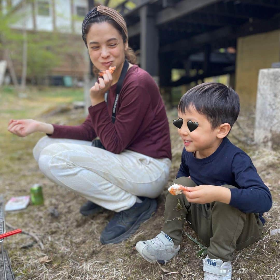 仲川希良さんのインスタグラム写真 - (仲川希良Instagram)「Voicy最新回は長野県ご当地スーパーツルヤ特集！ もはや長野への山旅の大きな楽しみのひとつとなっているという方 きっと私だけじゃないですよね♡ ・ 行動食やアウトドアご飯に役立ちそうなもの お土産にピッタリなもの 以前ストーリーズにお寄せいただいたオススメ情報(ありがとうございます！)とあわせて たっぷりドドドドドとご紹介しております ・ ・ 息子と一緒だとロッジで自炊するようなゆっくりした山旅が心地良く まずはツルヤに寄って買い出しから！という機会が増えました ・ 商品写真はなかなか撮っていないので写り込んでいるものをいくつか…… ラベルがお気に入りの"信州りんごジュース" おやつに欠かせない"食べるやわらかにぼし" アイディア商品"森のほたて(エノキの軸)" 浅間山系の水と長野の小麦を使った"信州高原地ビール" ・ 生鮮コーナーで串うち済みのお肉を買ったり 長野ならではの地元の鮎やフルーツを買えば バーベキューでパッと食事ができる (夏の間はマシュマロが売り切れていることがあったからそういう方多いんでしょうね笑) ・ ・ ぜひメモを片手にVoicyをお聴きになって 次の長野山旅ではツルヤも一緒にお楽しみくださいませ〜 ・ ・ ・ Voicyはプライベートラジオのような音声配信です アプリがなくても再生できます プロフィールとストーリーズにリンクをはっておきますね！ よろしくお願いいたします ・ ・ ・ #アウトドア #山旅 #登山 #トレッキング #ハイキング #キャンプ #親子アウトドア #アウトドアごはん #キャンプごはん #長野 #ツルヤ」9月22日 13時36分 - kiranakagawa