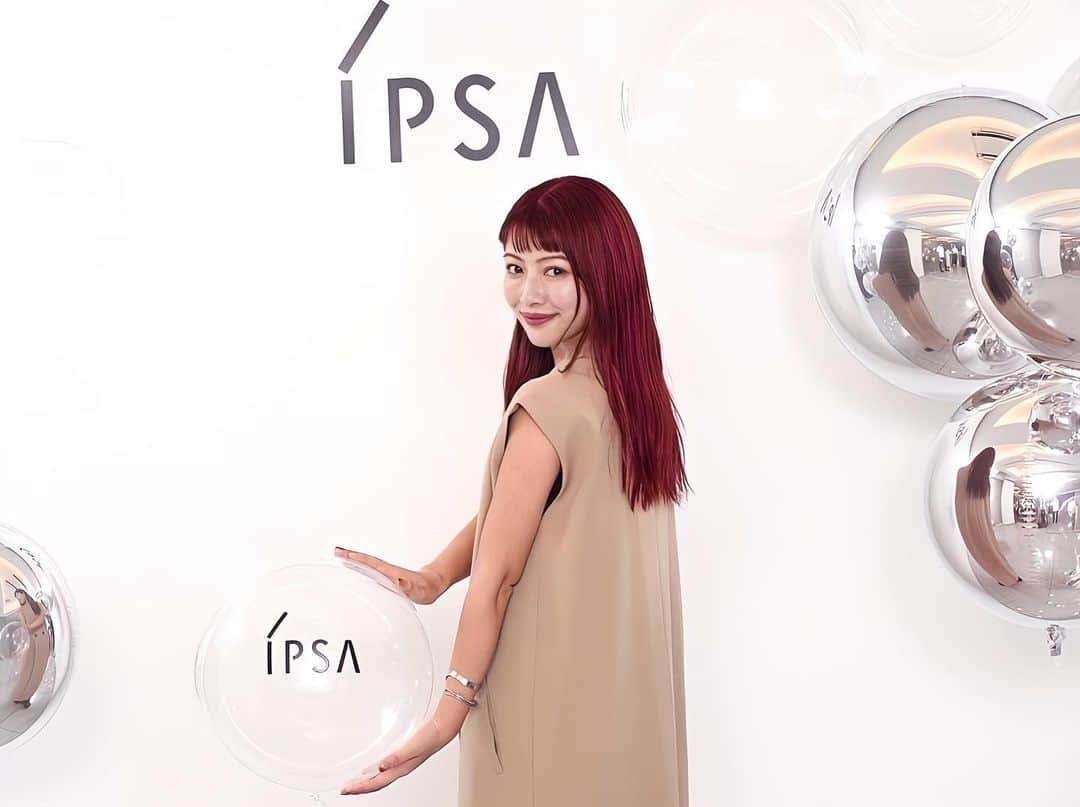 細田彩花のインスタグラム：「. "20代・30代の肌変化に着目した新クリーム"が @ipsa_jp から登場！！❤️‍🔥❤️‍🔥❤️‍🔥  ということで、 10/17発売「バウンス インテンス クリーム」の新商品発表会に参加させていただきました。  "なんか最近肌の調子悪いな〜" を年齢のせいと認めたくなくて誤魔化してきましたが、年齢にあったエイジングケアを早く始めるべきでした😂笑  . 別名『水餅クリーム』と呼ばれるほど、みずみずしいテクスチャーともちもち感の融合で使用感も大好きでした◎  イプサのカウンターでは、 肌測定もできるので、お肌の状態をチェックしながら相談もできます☺️🫶  20代・30代は見た目には分かりにくい部分で肌変化が起こっているとのことで、同じ悩みの方は是非使っていただきたい！  これでまたIPSA製品の愛用品が増えました！！！🩵  @ipsa_jp  #PR #バウンスインテンスクリーム #隠れハリ不足 #みずもち素肌 #みずもちクリーム #エイジングケアクリーム」