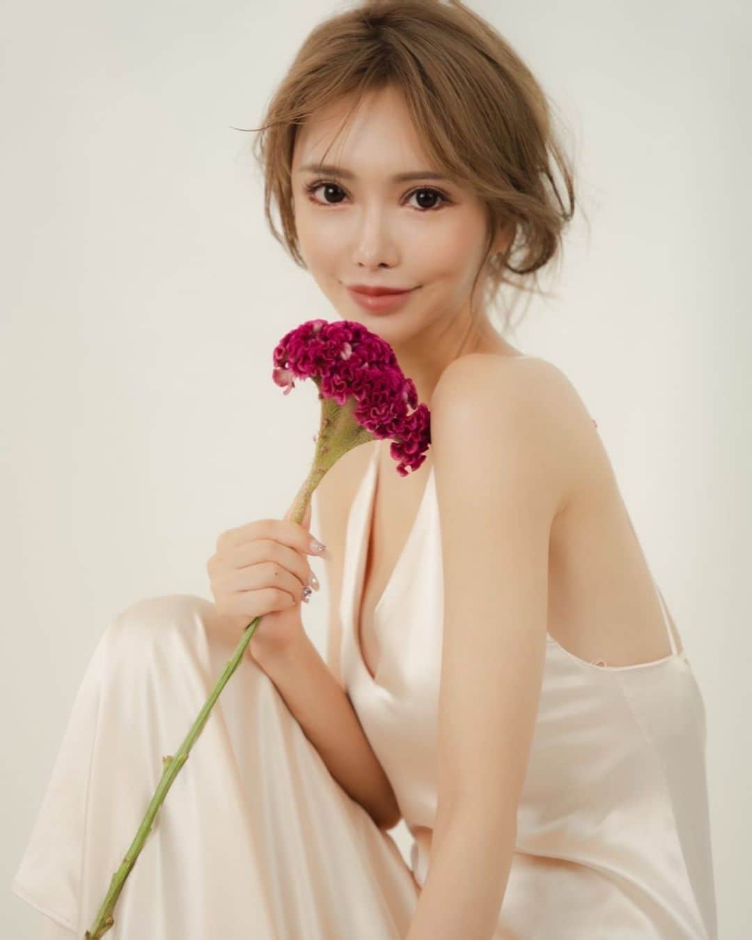 miyuのインスタグラム：「もう26歳です💐 綺麗に歳を取りたいですね🍃 最近は外見だけではなく内面がもっと綺麗な女性になりたいと思っております🌏 もっともっと磨きます🦋」