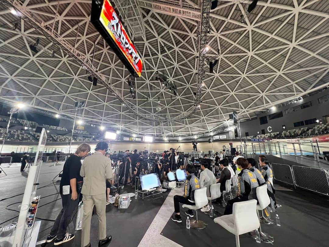 TBS「炎の体育会TV」のインスタグラム：「ついに明日よる7時〜放送 復活！体育会TV  あらっ✨ いつもと違う雰囲気、、  ※本番中、出演者の後ろ姿」