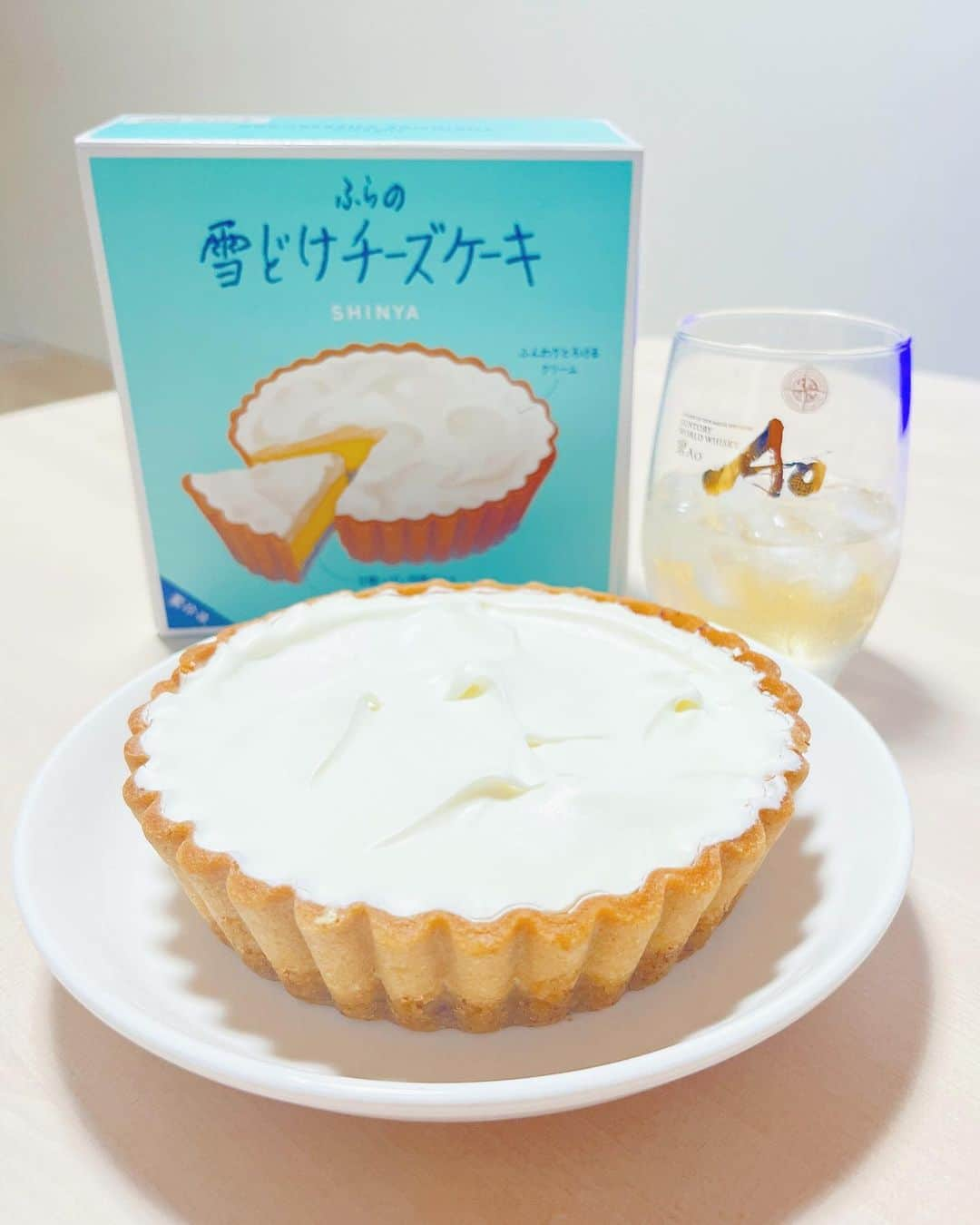 福本愛菜のインスタグラム：「とろとろチーズケーキ🤍🤍🤍 スイーツやけどお酒とも合うのよ🤭🤭🤭  濃厚なチーズにしっとり系のタルト生地の組み合わせが最高に美味しかった〜🤤💕  みんなのおすすめチーズケーキあれば教えて☺️  #チーズケーキ #チーズ #タルト #スイーツ #sweets #スイーツデ部 #スイーツ好きな人と繋がりたい #デザート #甘いもの大好き #北海道 #北海道グルメ #富良野 #雪どけチーズケーキ #おすすめ #碧 #ウイスキー #ハイボール #組み合わせ #最高 #😋」