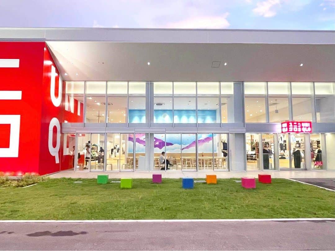 フランセス・スィーヒのインスタグラム：「すごーい！外からも見える！Really love the playful & dynamic design of this Uniqlo in Maebashi! 🥳 #ユニクロ #前橋 #群馬  ユニクロ 前橋南インター店 北関東自動車道「前橋南インターチェンジ」から 車で約 5 分  写真撮ったら送ってください！send me pics if you visit!! 📸   #uniqlo #storedesign #frankiecihi」