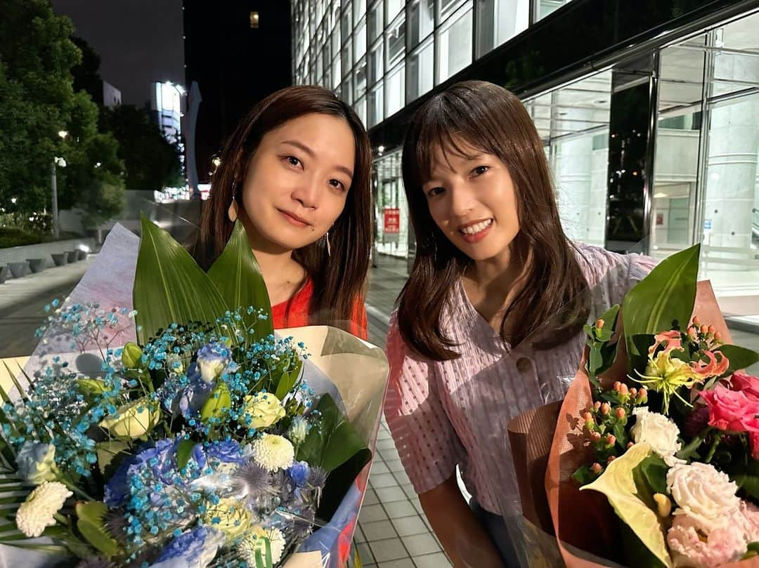 彼女たちの犯罪のインスタグラム：「. ／ #彼女たちのクランクアップ💐 ＼  繭美役 #深川麻衣 さん 理子役 #石井杏奈 さん  大学時代のシーンで揃ってオールアップ㊗  大変なシーンが多かったお二人ですが 「平和な明るいシーンで終われて良かった」 と笑顔でコメント✨  「#彼女たちの犯罪」 #TVer で1〜3話・最終回配信中🎊 プロフィール欄のリンクからチェック！  #深川麻衣 #前田敦子 #石井杏奈  #毎熊克哉 #さとうほなみ #野間口徹」