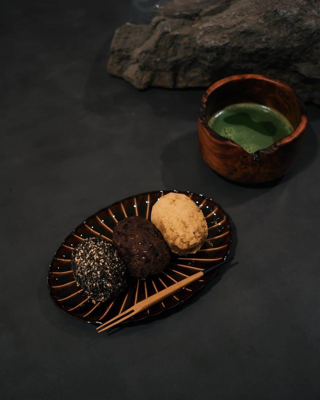 のインスタグラム：「Homemade healthy Japanese sweets 🥢it’s called ”OHAGI”  今日は、手作りおはぎをつくったよ〜♪  小豆は甘さ控えめにして、もち米は栄養たっぷりの玄米もち米にしたよ♪  抹茶でホッとひといき😌 幸せなきもちになったよ〜❕  いっぱい作ったから、明日は、茶道のお稽古の時に先生に持って行くよ〜☝️  たべたい〜❔」