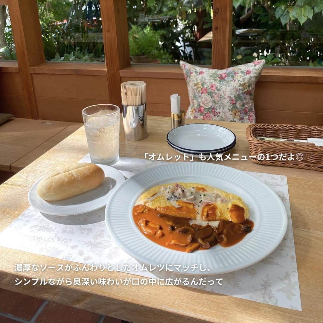 isutaさんのインスタグラム写真 - (isutaInstagram)「忙しい日々の中で自然を見ると、なぜかほっと落ち着くよね 🌳   中心部からは少し離れているけどお休みの日にわざわざ行きたい、そんな大阪の森の中にあるレストラン・カフェ「野間の森 MIGIWA」をご紹介するよ。  その素敵な空間に、一度足を運んだら、虜になってしまうこと間違いなし◎  @noma.no.mori_migiwa  [野間の森 MIGIWA] 住所：大阪府豊能郡能勢町野間中215-1 営業時間：11:00～17:00 ※11:00～、13:00～、15:00～の3部制（カフェのみの利用は15:00～） 定休日：火～木曜日  photo by @_mbom__ @y.ayano___  ✄-----------------------✄  姉妹アカウント @i_am_isuta も更新中  isuta編集部の日常のひとコマや 取材の最新レポを発信しているよ️˖°  ほかにも、エディターが気になる カフェやファッション、コスメをご紹介.・* ぜひフォローしてね️🕊️  ✄-----------------------✄  #isuta#isutapic#isutacafe#イスタ #野間の森migiwa#ガラス張り#ガラス張りの建物 #一軒家カフェ#一軒家レストラン#非日常#非日常空間 #非日常体験#サンルーム#サラダ好き#野菜サラダ #野菜ンスタグラム#オムレット#卵料理#カフェレストラン #大阪カフェ#大阪ランチ#大阪カフェ巡り#自然カフェ #癒しスポット#癒し時間#癒しの場所#テラス席 #テラス席のあるカフェ#自然が好き#自然の中で」9月22日 13時46分 - isuta_jp