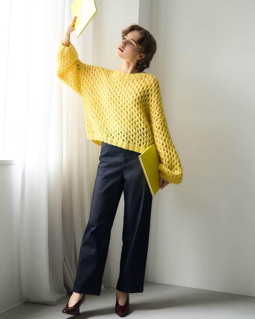 ヤヌークさんのインスタグラム写真 - (ヤヌークInstagram)「． ． LILITH - Wide Straight -  深みのあるシックなワンウォッシュは上品かつ知的な ムードで穿けるから、トップスに色鮮やかな チャンキーニットを持ってきても 全体の印象をまとまりよく魅せてくれる。  #yanuk#denim#jeans#fashion#denim#madeinjapan#ヤヌーク#デニム#デニムコーデ#ジーンズ#ファッション#イエローニット#ニットコーデ#メッシュニット#ワンウォッシュ#ワイドデニム」9月22日 13時47分 - yanuk_official
