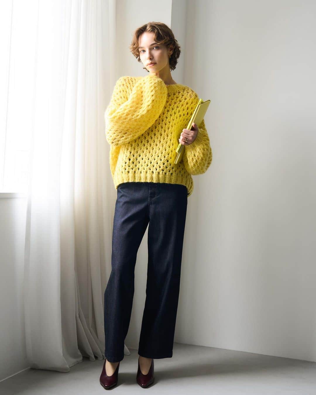 ヤヌークさんのインスタグラム写真 - (ヤヌークInstagram)「． ． LILITH - Wide Straight -  深みのあるシックなワンウォッシュは上品かつ知的な ムードで穿けるから、トップスに色鮮やかな チャンキーニットを持ってきても 全体の印象をまとまりよく魅せてくれる。  #yanuk#denim#jeans#fashion#denim#madeinjapan#ヤヌーク#デニム#デニムコーデ#ジーンズ#ファッション#イエローニット#ニットコーデ#メッシュニット#ワンウォッシュ#ワイドデニム」9月22日 13時47分 - yanuk_official
