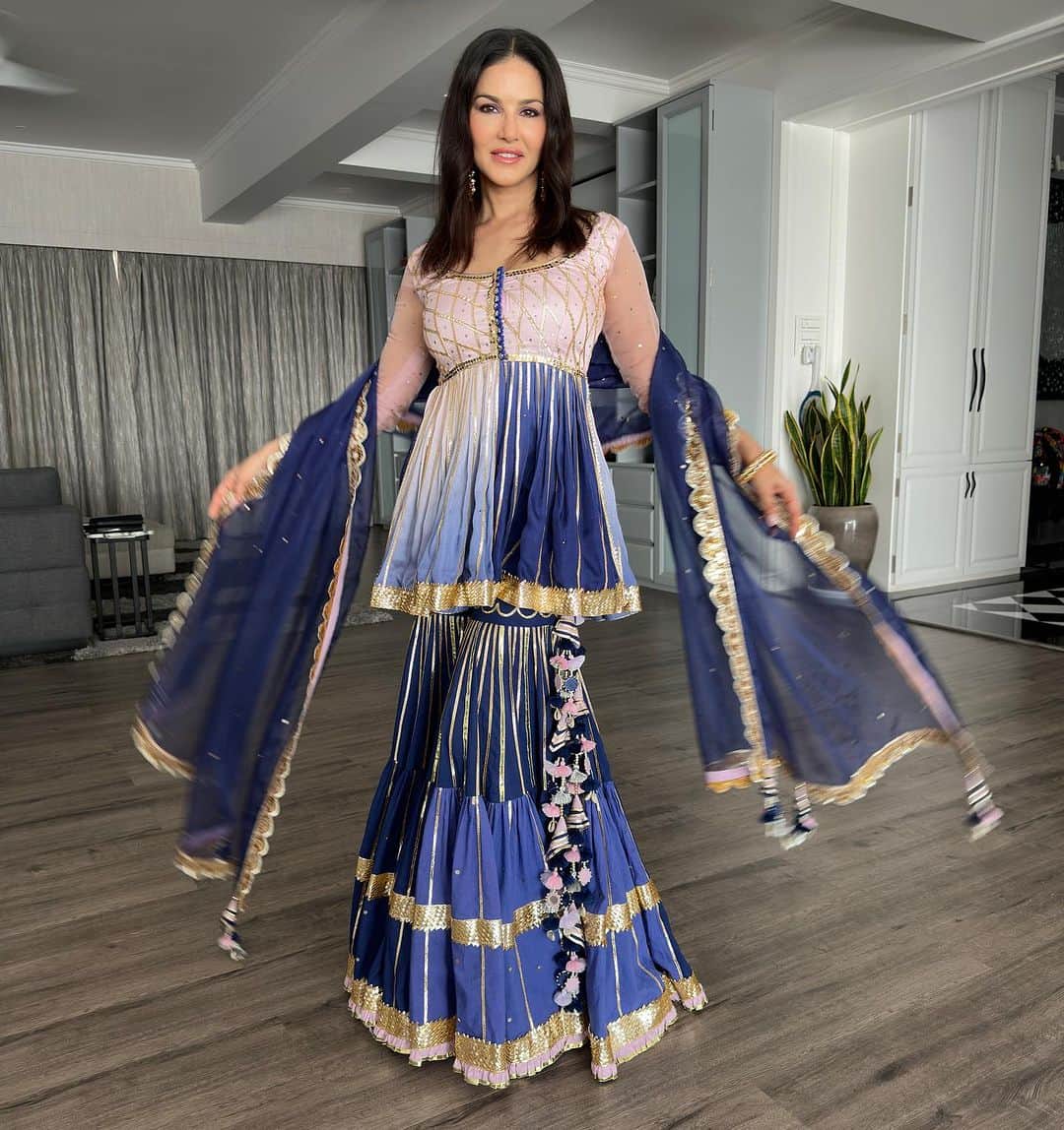 サニー・レオーネのインスタグラム：「About my first #ganpatibappamorya this year! More to come!   Outfit by @maayera_jaipur  @stylegurukul Jewellery @kushalsfashionjewellery Styled by @hitendrakapopara Fashion Team @tanyakalraaah」