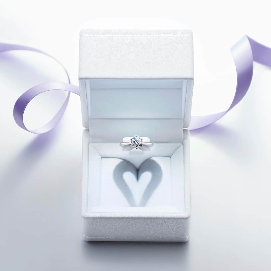 のインスタグラム：「【STAR JEWELRY BRIDAL】 スタージュエリーではサプライズプロポーズを後押しするオリジナルアイテムをご用意。 ボックスを開けるとリングが光を受けてハートのシルエットを描く"Brilliant Box"は、多くのブライズから支持のある人気アイテムです。  ===  【9/24(日)まで、元町チャーミングセール開催💍】 9/16(土)～24(日)の期間、元町ショッピングストリートの人気イベント”チャーミングセール”が開催中。 スタージュエリー元町本店でもスペシャルサービスをご用意して皆さまのご来店をお待ちしております。  ＜10％OFF＋POINT＞ セール期間中は、通常商品・ブライダル商品ともに10％OFFでお求めいただけ、当日ご入会の方も対象！ さらに通常商品にはメンバーズポイントも加算されます。 ※10％OFF時のポイント使用は除外となります。 ※ブライダルは購入時のポイント加算除外。  ＜元町本店限定 成約特典＞ 元町本店にてブライダルリングをご成約で、スタージュエリー直営のカフェ＆ショコラティエ「STAR JEWERLY CAFE & Chocolatier」のブライダルラウンジチケットをプレゼント！ 本店からすぐそばに位置する直営カフェで、素敵なティータイムをお過ごしいただけるスペシャルサービスです。  ＜ブライダル予約について＞ 混雑を避けるためご来店予約のお客様を優先でご案内させていただきます。 ブライダルリングをお探しの方は、ぜひご予約のうえお越しください。 ※予約ページはプロフィールのURLからご確認いただけます。  #starjewelry #スタージュエリー #starjewelrybridal #engagementring #婚約指輪 #marriagering #結婚指輪 #婚約指輪探し #結婚指輪探し #サプライズプロポーズ #プロポーズリング #プレ花嫁 #プレ花嫁準備 #ブライダルリング #jewelry」