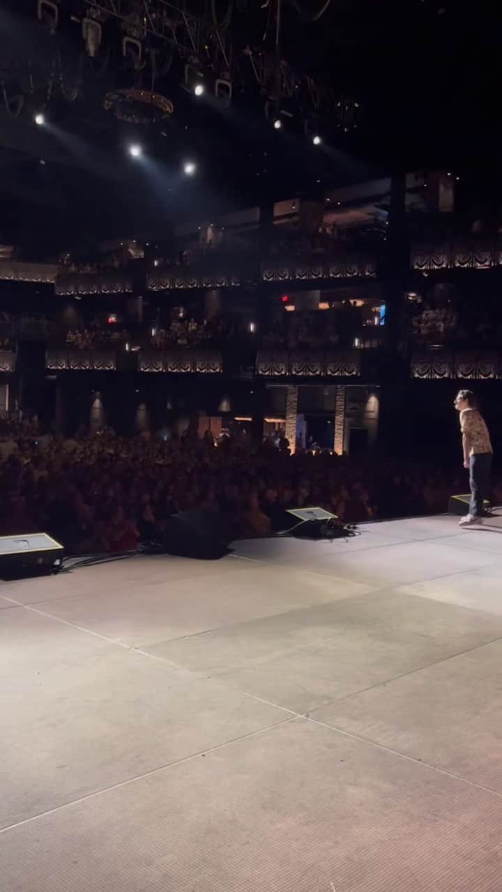 ベン・シュワルツのインスタグラム：「DC! That was a blast! Thank you so much for having us. An honor to be on a stage where so many rock legends have performed. NYC. You’re next. This Saturday. Radio City Music Hall. CANNOT. FUCKING. WAIT.」
