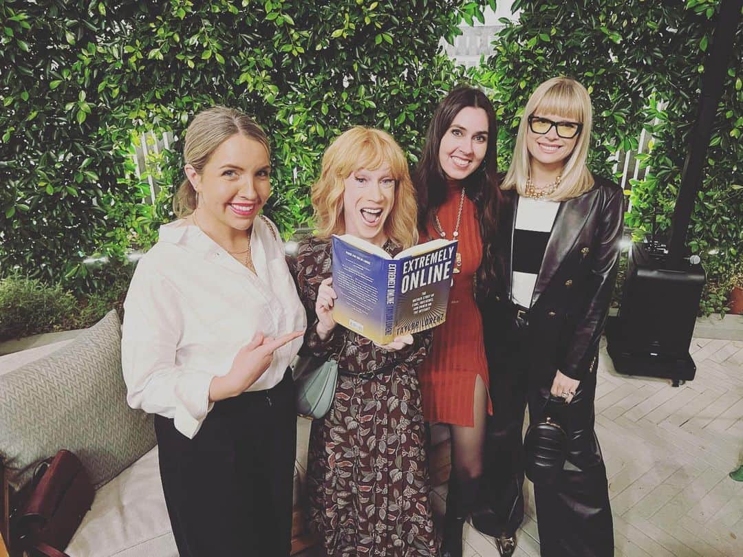 キャシー・グリフィンのインスタグラム：「Had the best time at @taylorlorenz book party with @meredithmlynch and @moshalundstrom. I respect Taylor’s work from The New York Times and now The Washington Post. Pre-order Taylor’s book “Extremely Online” wherever you buy books. #womensuppotingwomen #books」