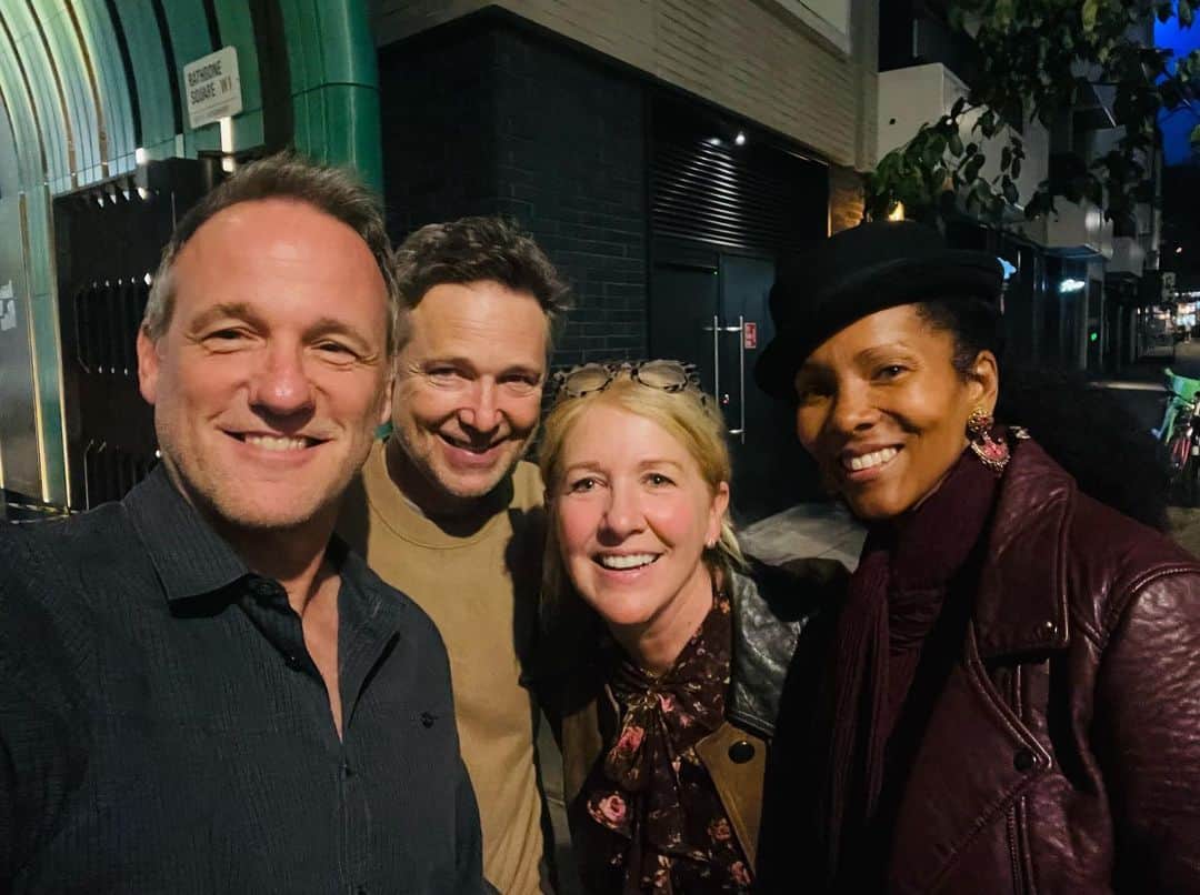 トム・ベリカのインスタグラム：「More #scandalfam fun in London. The  drill master himself @georgenewbern #MariettaD @kiraleansin.」